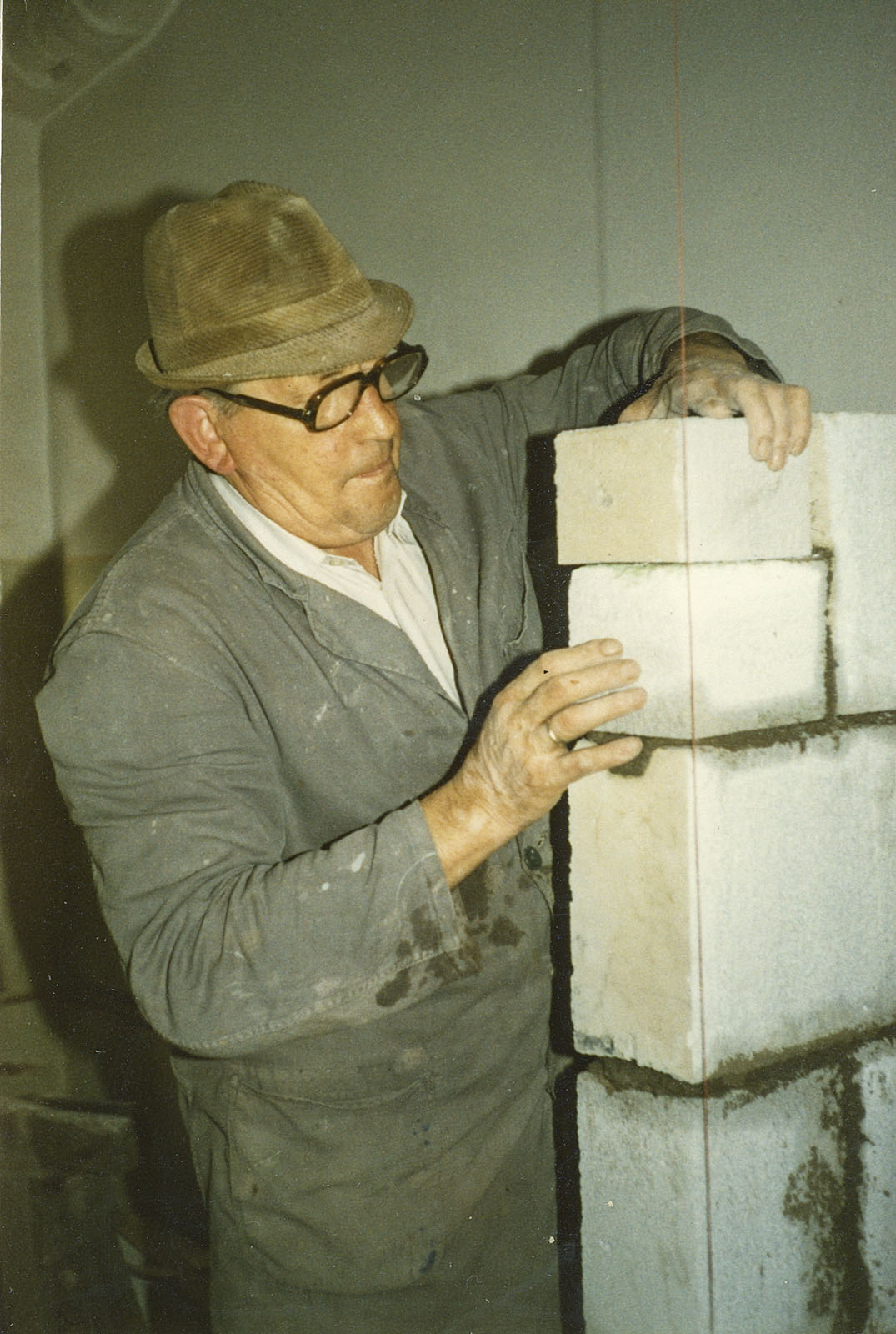 Mauern der Zwischenwand im neuen Bad Mauern der Zwischenwand im neuen Bad