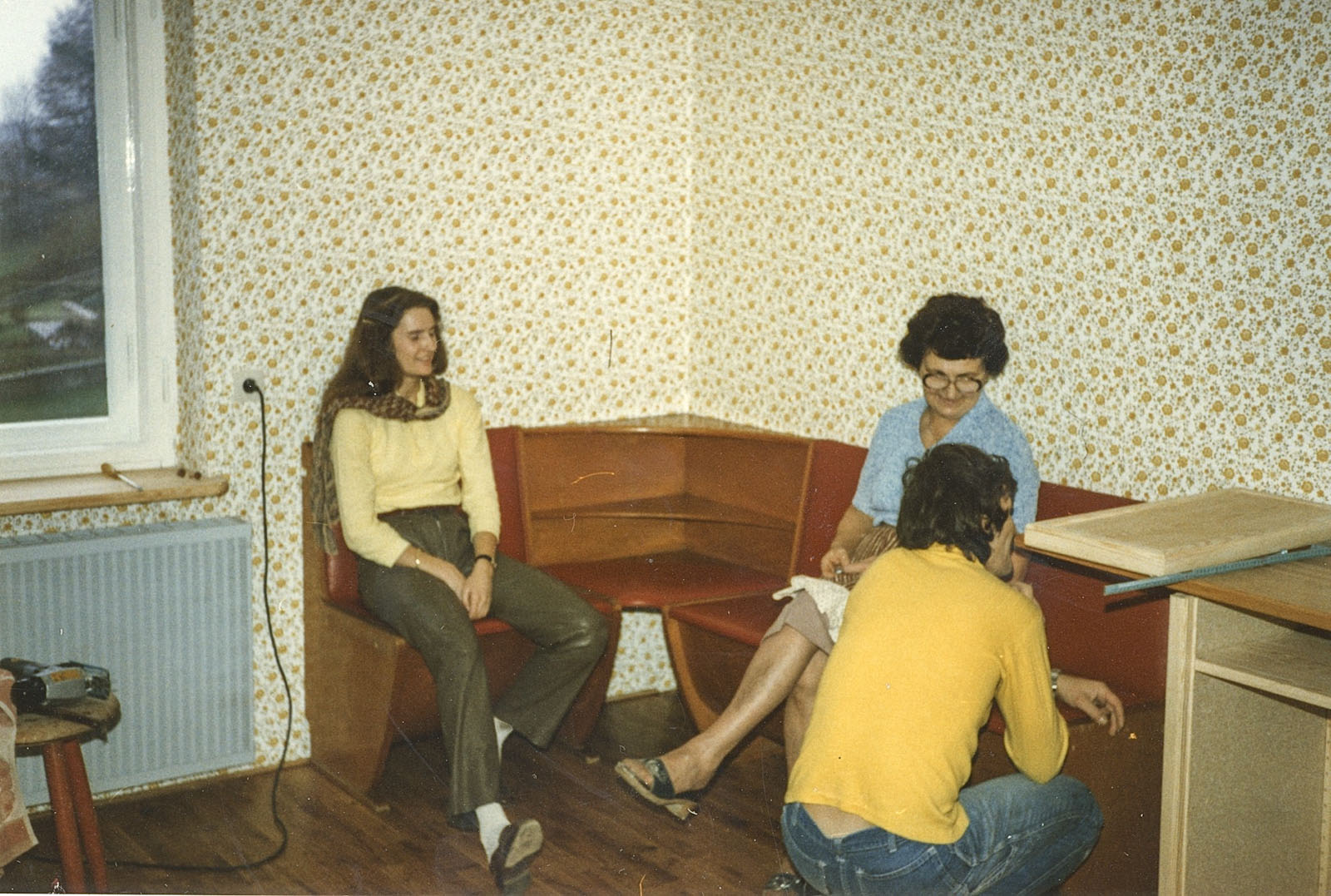 inzwischen tapeziert - die Küche wird platziert