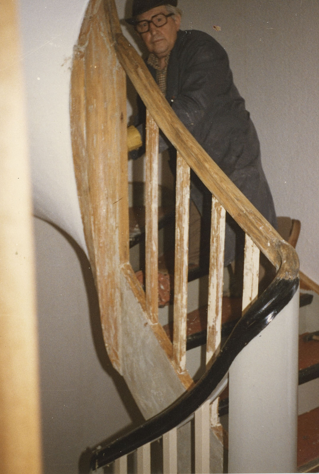 Treppengeländer wird restauriert - abgebeizt Treppengeländer wird restauriert - abgebeizt