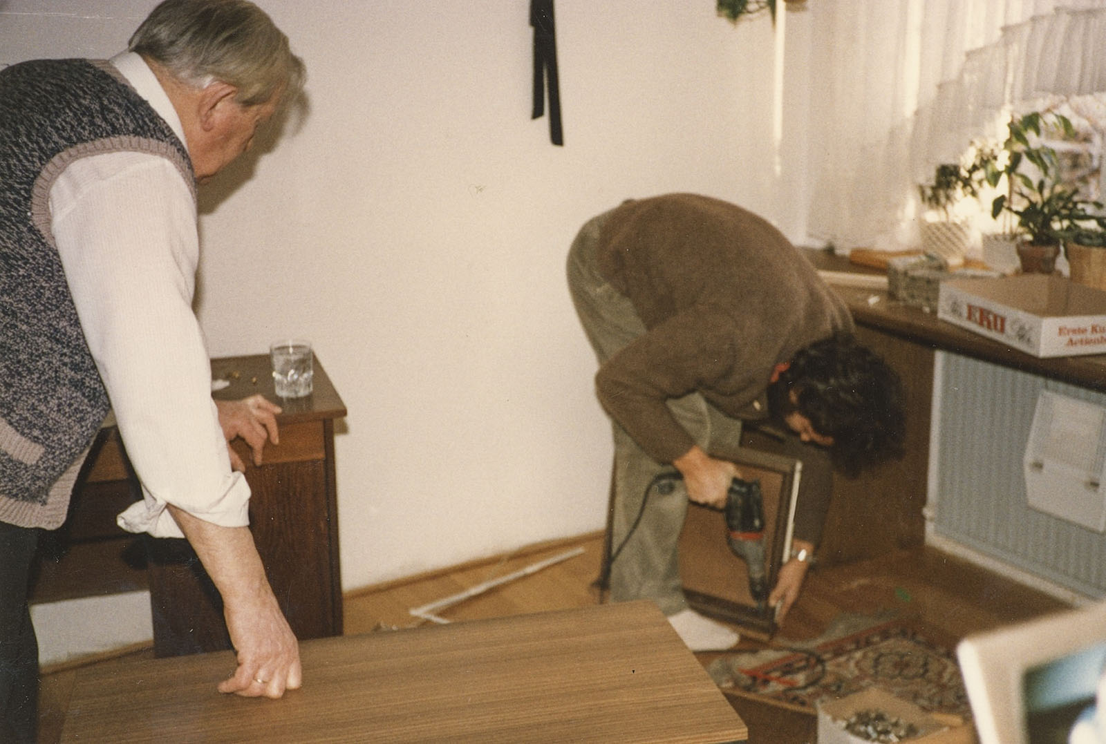 Sideboard wird zusammengebaut Sideboard wird zusammengebaut