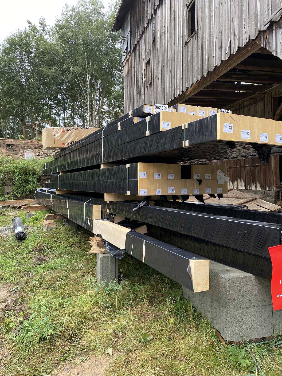 BSH und KVH abgeladen und gestapelt BSH und KVH abgeladen und gestapelt