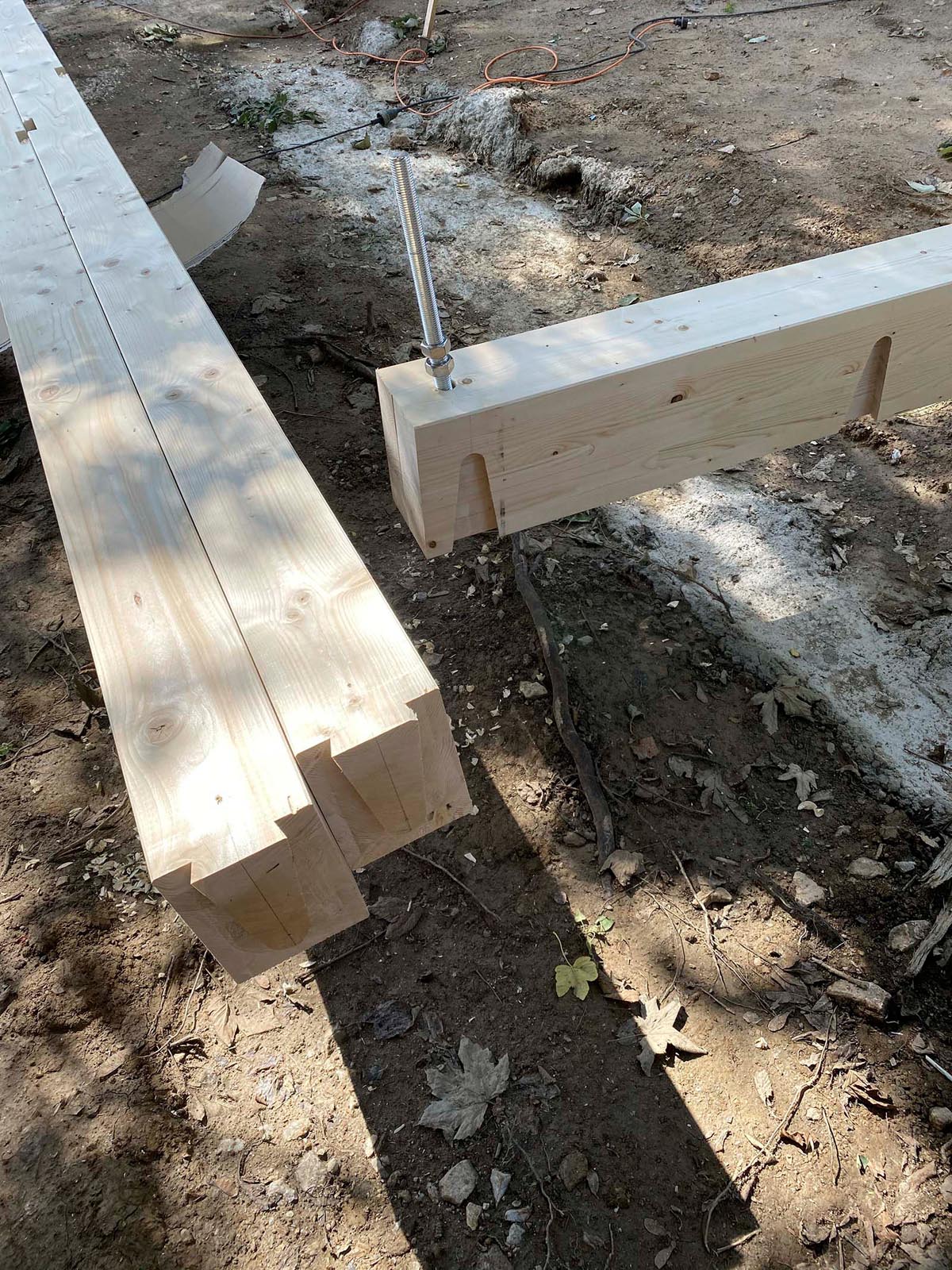 Holzskeletthaus - erste Bodenbalken und Unterzüge sind gefräst Holzskeletthaus - erste Bodenbalken und Unterzüge sind gefräst