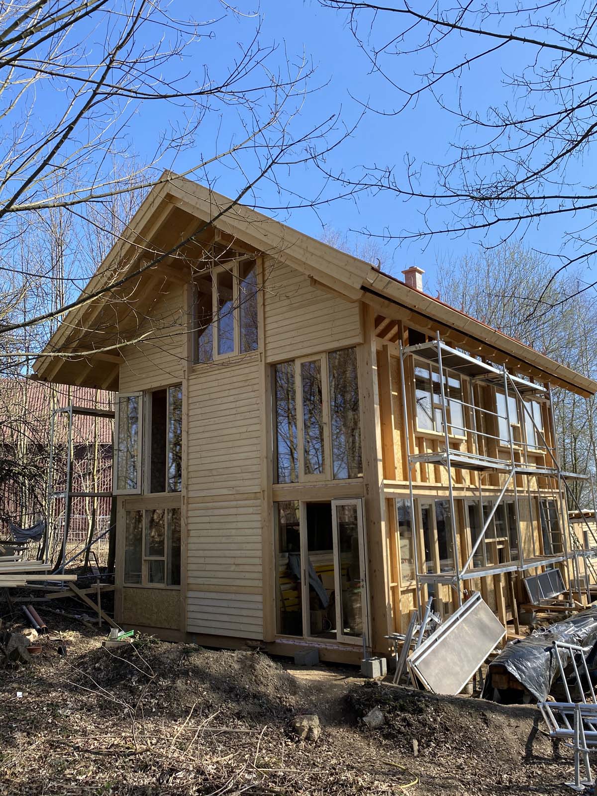 Holzskeletthaus - Westfassade auch fertig mit Verschalung Holzskeletthaus - Westfassade auch fertig mit Verschalung