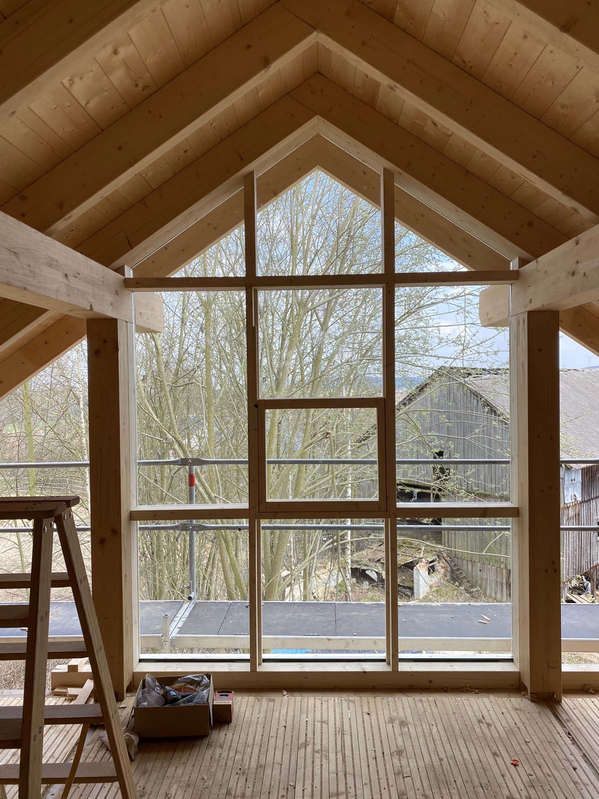 Holzskeletthaus - Ostseite ist auch dicht - mit Schiebefenster in der Mitte Holzskeletthaus - Ostseite ist auch dicht - mit Schiebefenster in der Mitte