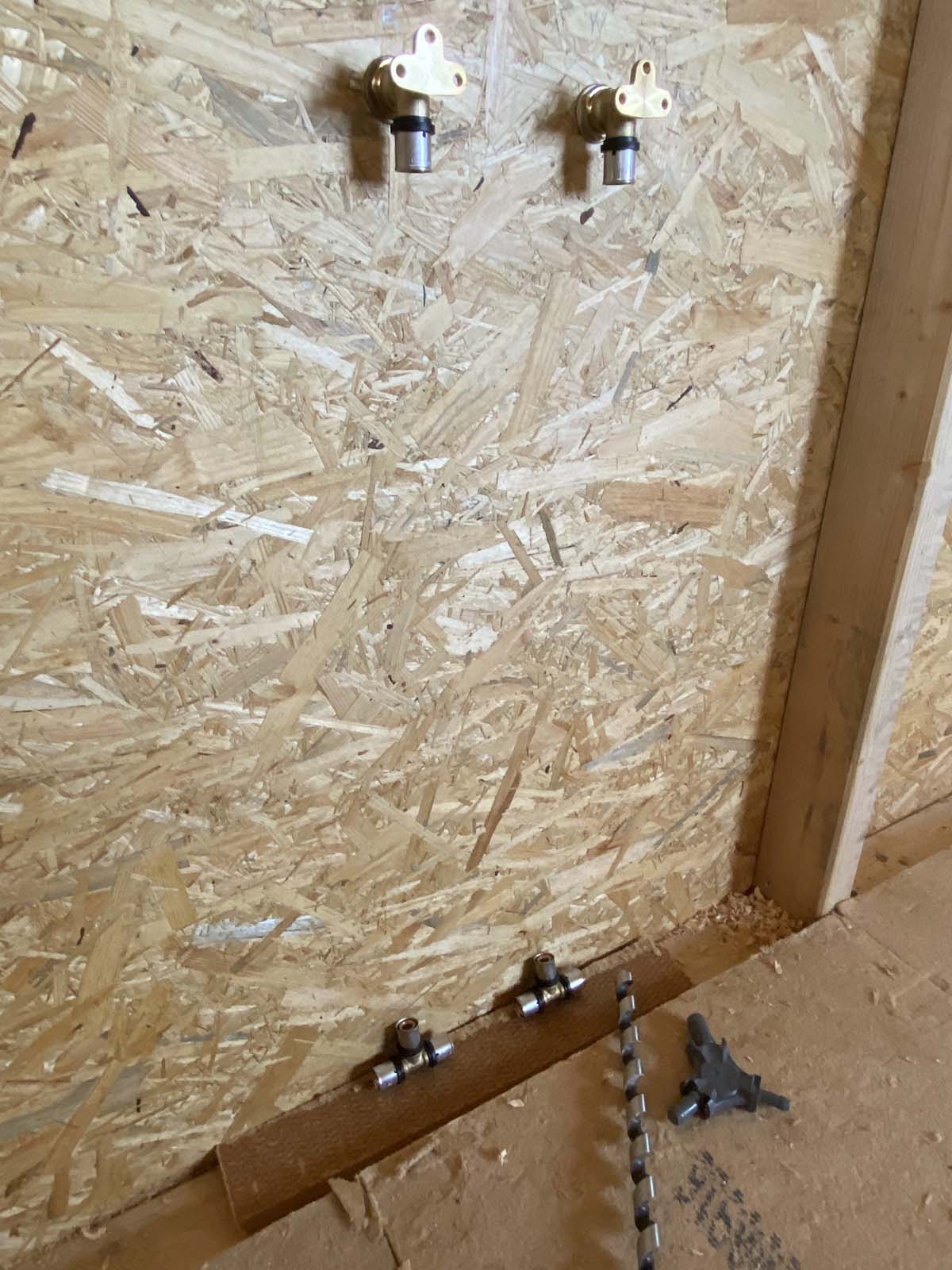 Wanddurchbohrungen für die Wasserversorgung - warm und kalt Wanddurchbohrungen für die Wasserversorgung - warm und kalt