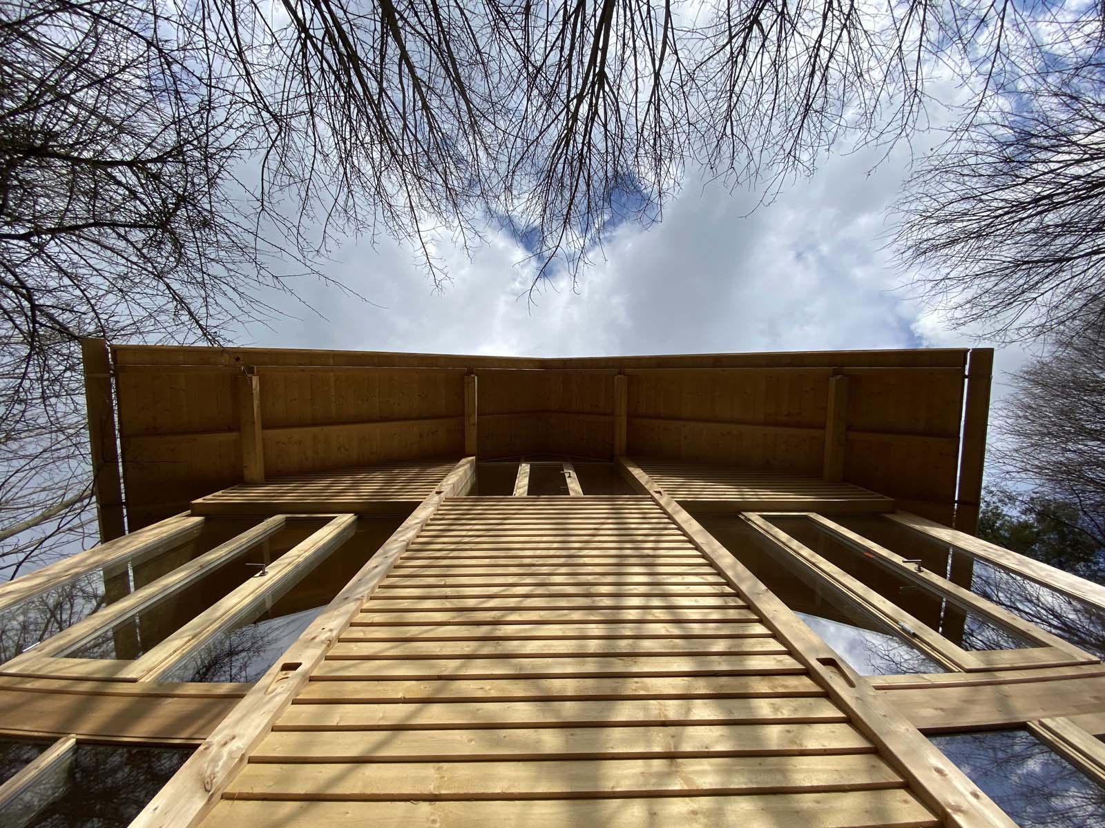 Froschperspektive der Westfassade Froschperspektive der Westfassade