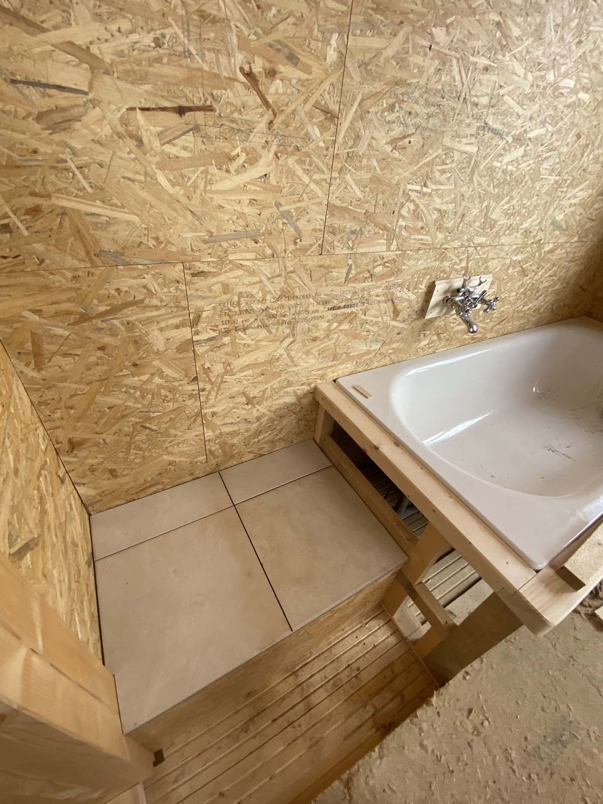 gefliester Stellplatz für den Ofen gefliester Stellplatz für den Ofen