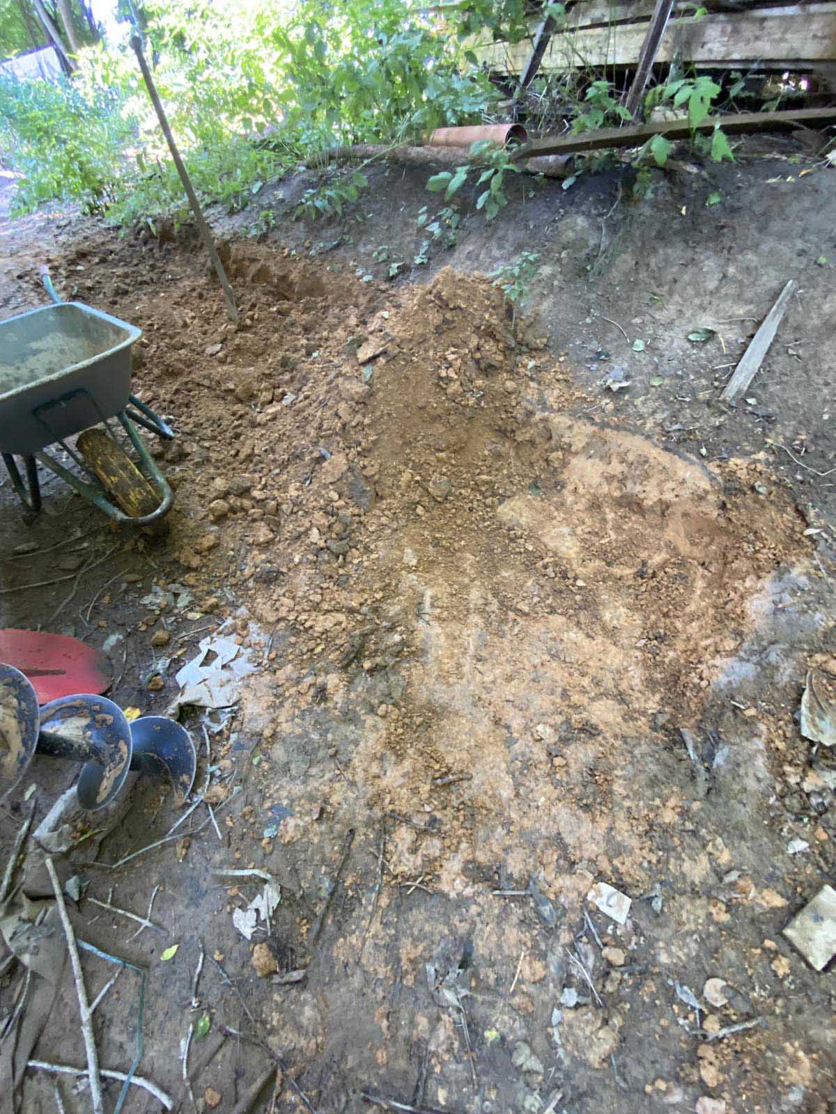 Westseite - links der Erdbohrer Westseite - links der Erdbohrer