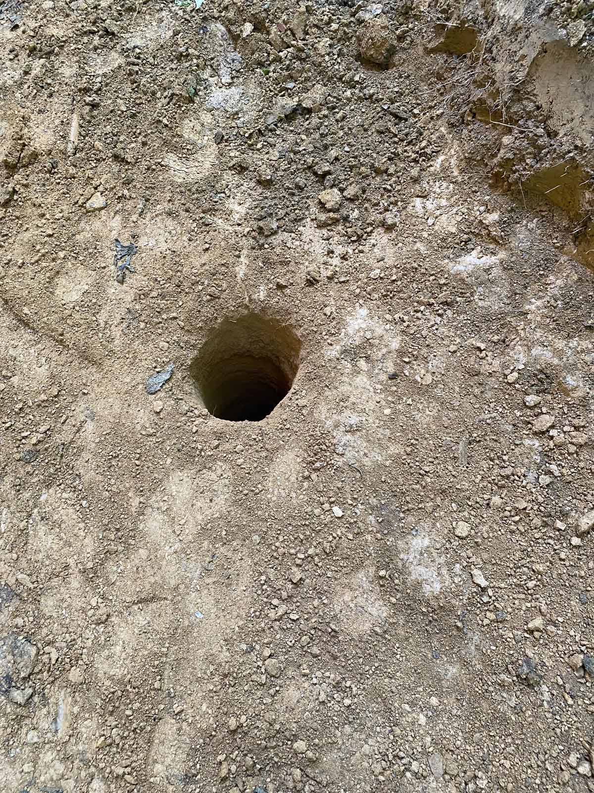 Erstes Fundament im Westen für die Balkonstützen Erstes Fundament im Westen für die Balkonstützen