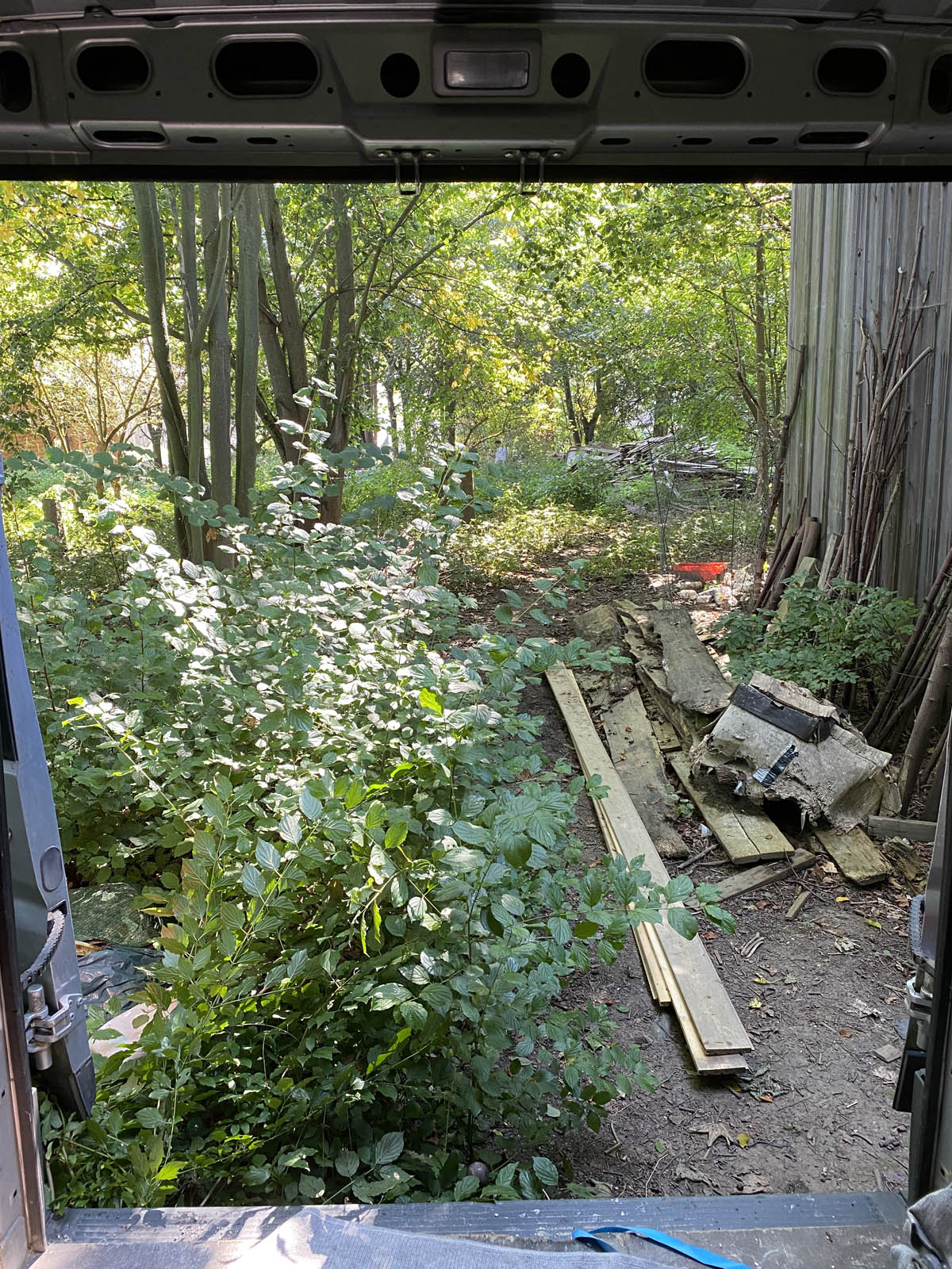 Blick aus dem Ducato auf den Transportweg, die Gleithölzer liegen bereit Blick aus dem Ducato auf den Transportweg, die Gleithölzer liegen bereit