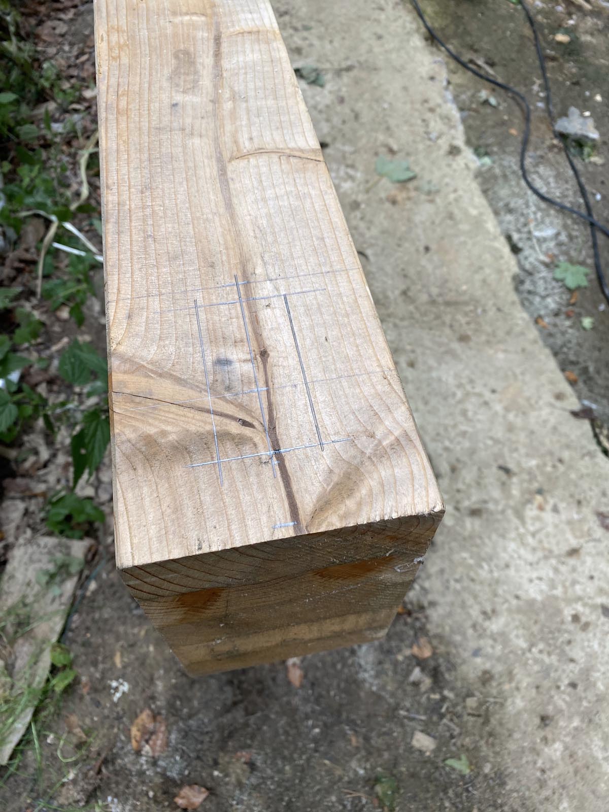 Die Fußpfette - Zapfenlöcher für die Stützen Die Fußpfette - Zapfenlöcher für die Stützen