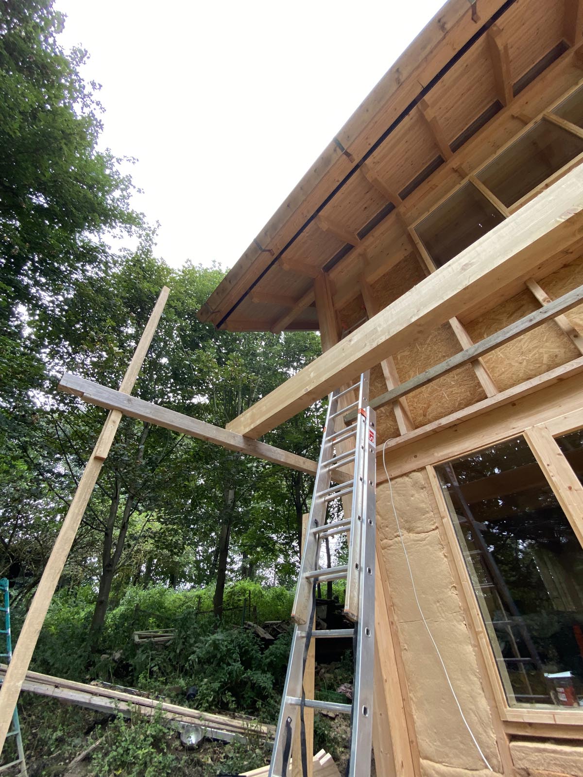 etwas anstrengender war es, die Fußpfette auf das Lehrgerüst der Westseite zu hieven etwas anstrengender war es, die Fußpfette auf das Lehrgerüst der Westseite zu hieven