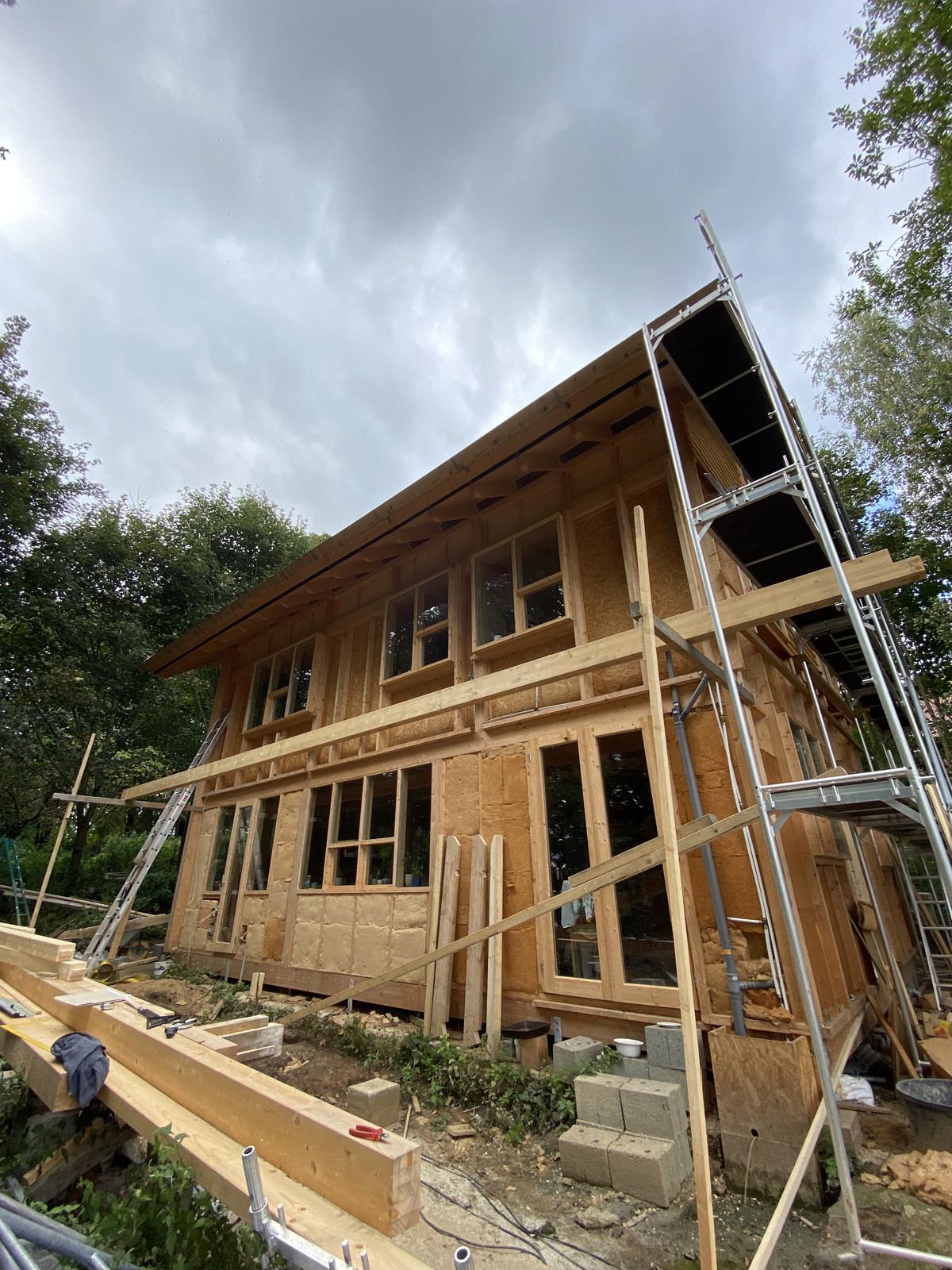 Holzskeletthaus - Pfette platziert - wartet auf die Sparren Holzskeletthaus - Pfette platziert - wartet auf die Sparren