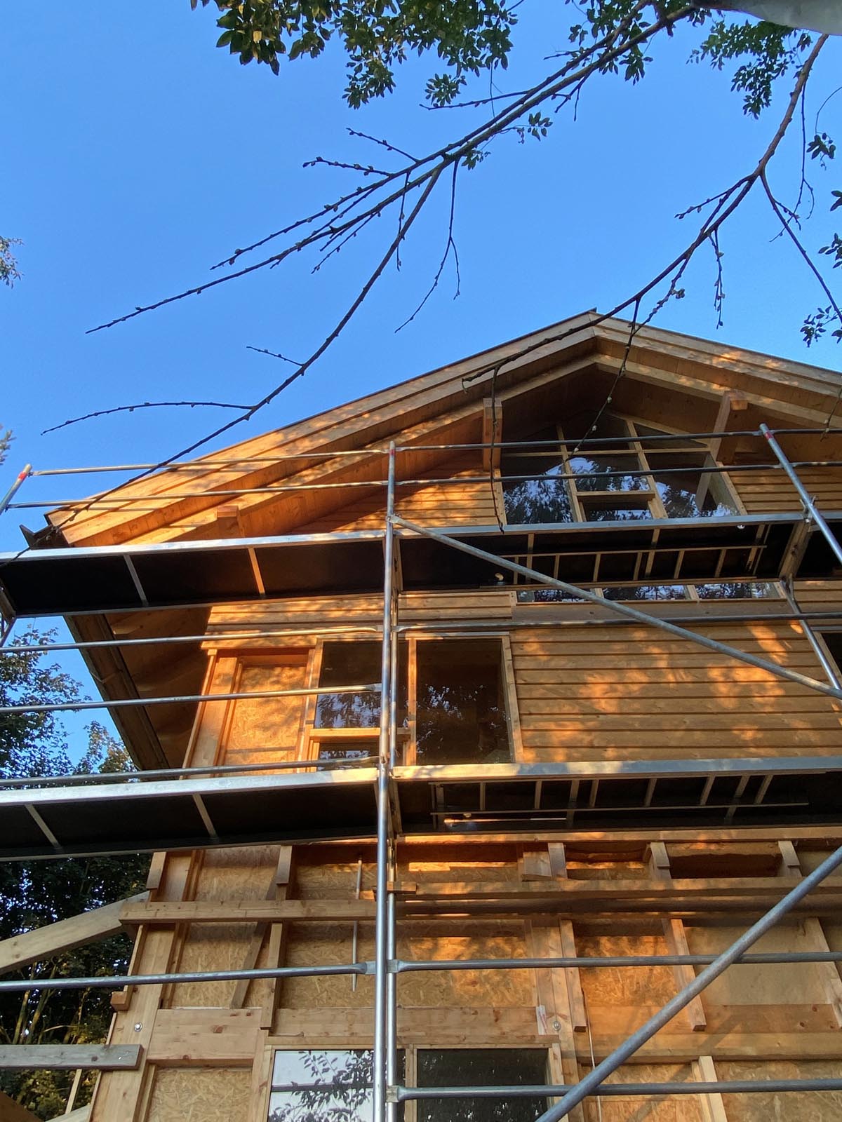 Holzskeletthaus - die aufgehende Sonne an der Ostseite Holzskeletthaus - die aufgehende Sonne an der Ostseite