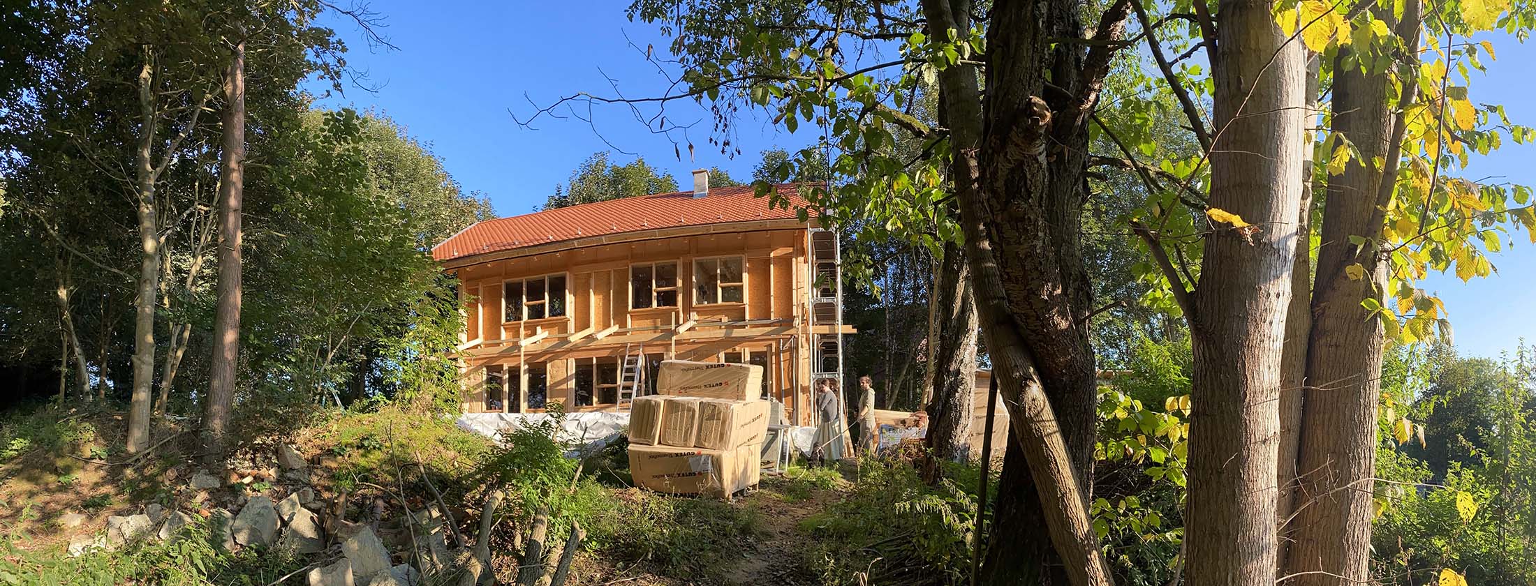 Holzskeletthaus strahlende Sonne - wie vor einem Jahr, als wir begonnen hatten Holzskeletthaus - strahlende Sonne - wie vor einem Jahr, als wir begonnen hatten