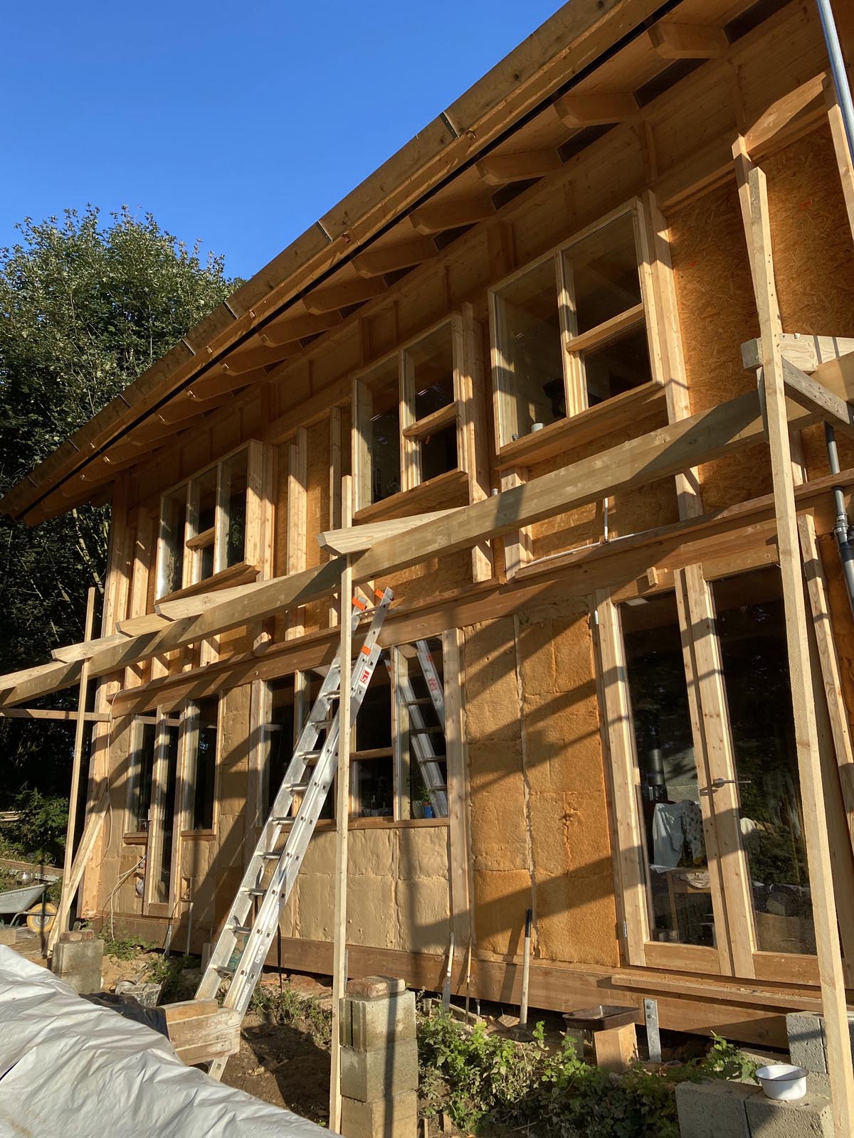 Holzskeletthaus - das Werk des Vortages und der Mörtel ist fest, dennoch nicht belastbar Holzskeletthaus - das Werk des Vortages und der Mörtel ist fest, dennoch nicht belastbar