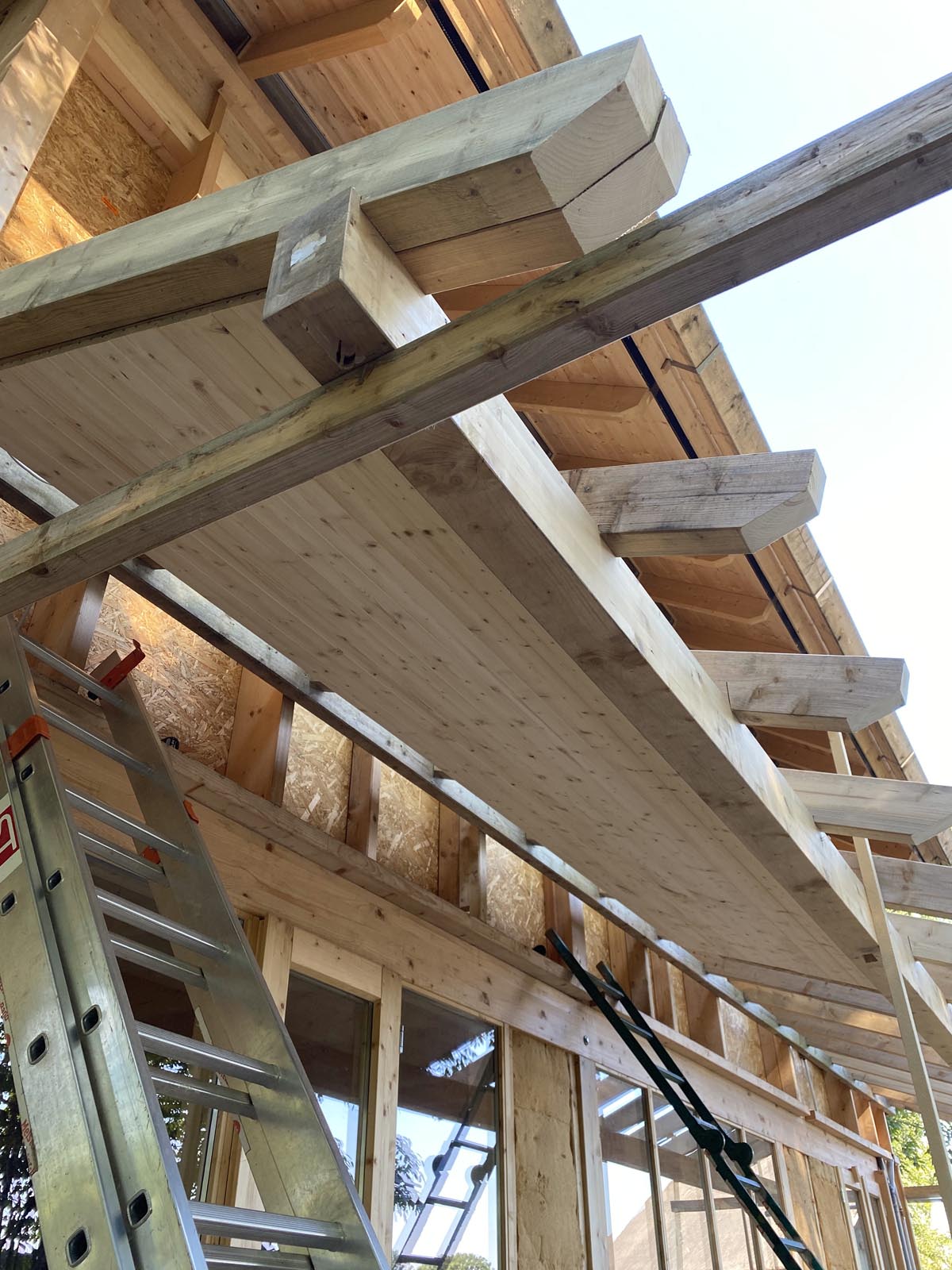 Unterseite verschalt mit Fichte Fasebrettern, diesmal kein sichtbarer Dachstuhl, um Höhe zu gewinnen bzw. zu sparen. Unterseite verschalt mit Fichte Fasebrettern, diesmal kein sichtbarer Dachstuhl, um Höhe zu gewinnen bzw. zu sparen.