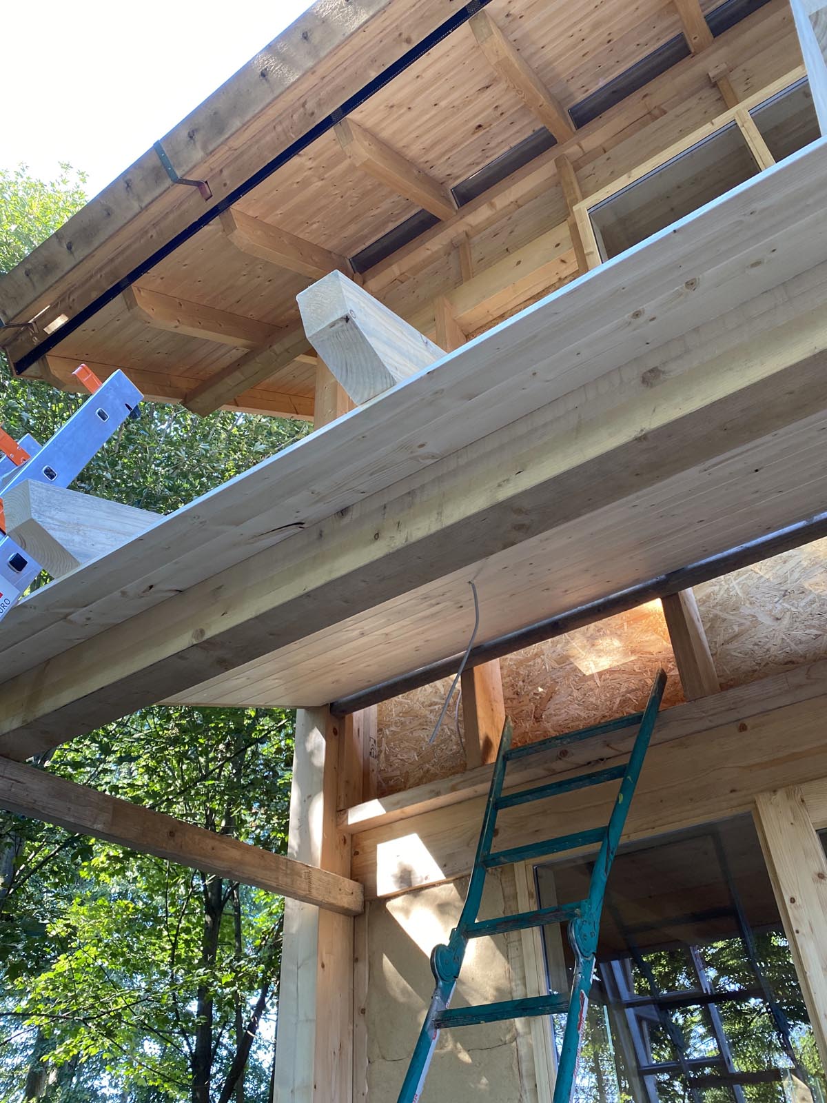 Überstand ist auch verschalt, ist später im Innenbereich des Gewächshauses Überstand ist auch verschalt, ist später im Innenbereich des Gewächshauses