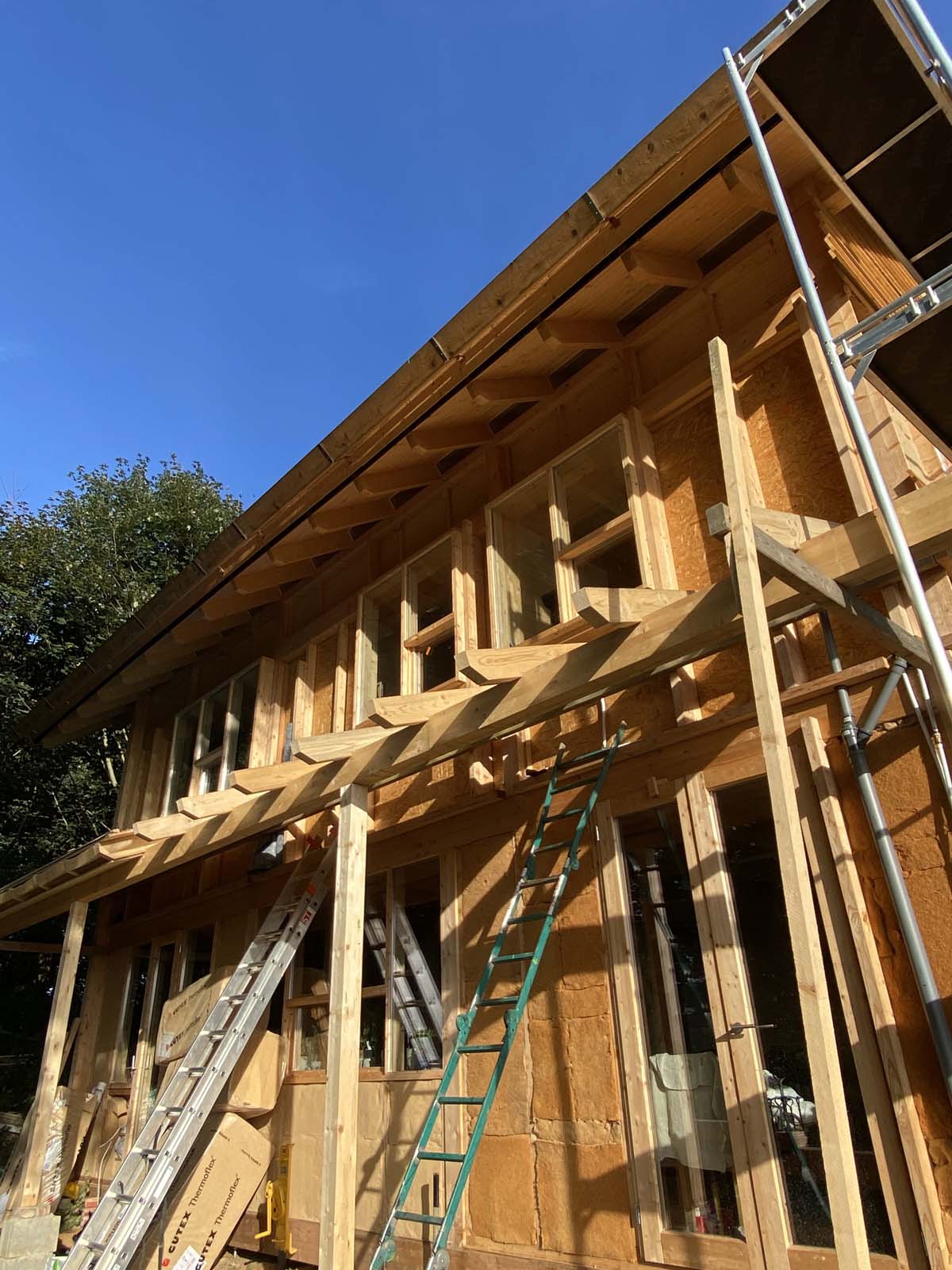 Holzskeletthaus - Fassade in der Morgensonne Holzskeletthaus - Fassade in der Morgensonne