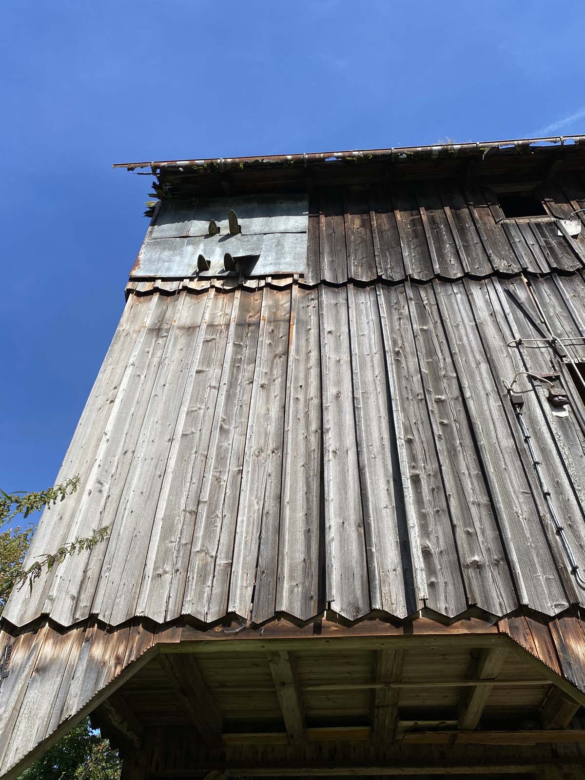 wunderbar erhaltene silbergraue Schalung mit Deckleisten wunderbar erhaltene silbergraue Schalung mit Deckleisten