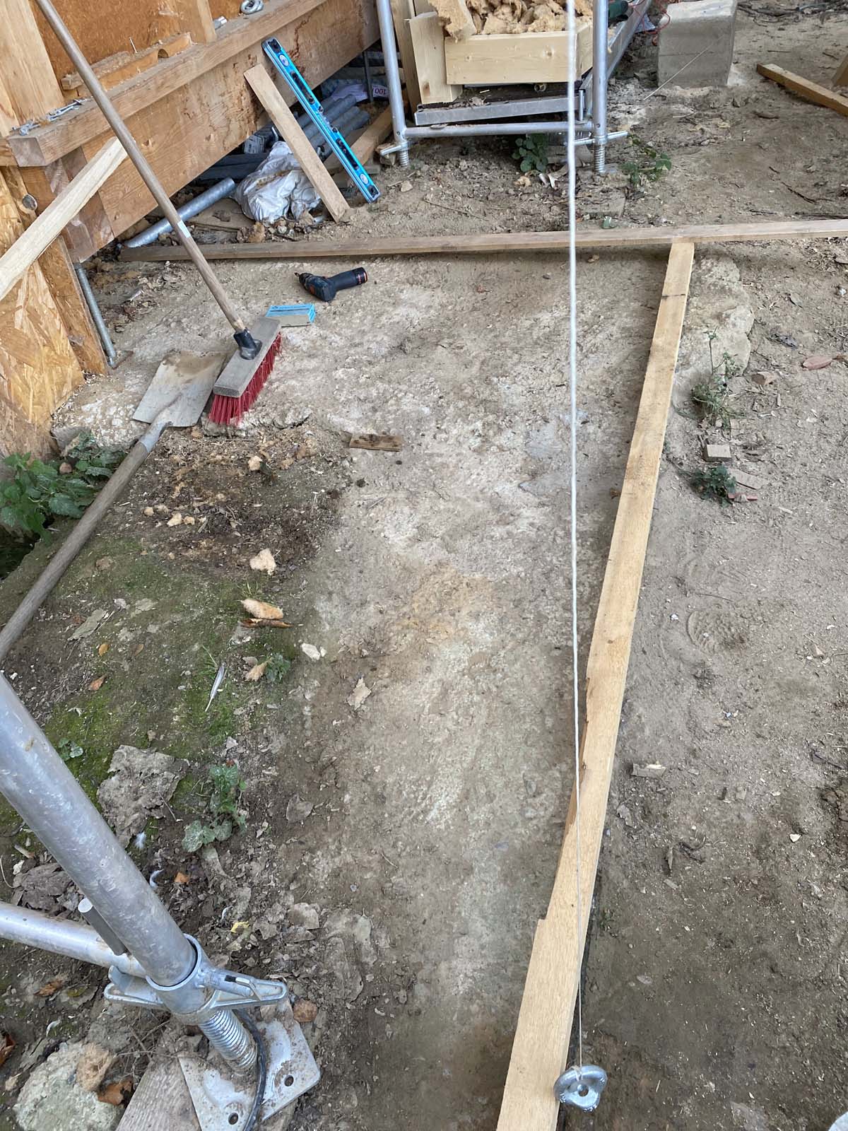 Holzskeletthaus - Anreissen der Fundamentmauer für das Gewächshaus Anreissen der Fundamentmauer für das Gewächshaus