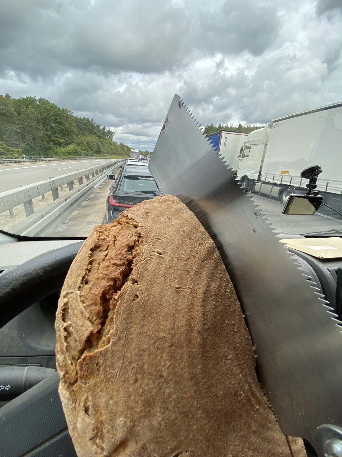 Sauerteigbrot, Dinkelmehl - leider kein Brotmesser Sauerteigbrot, Dinkelmehl - leider kein Brotmesser