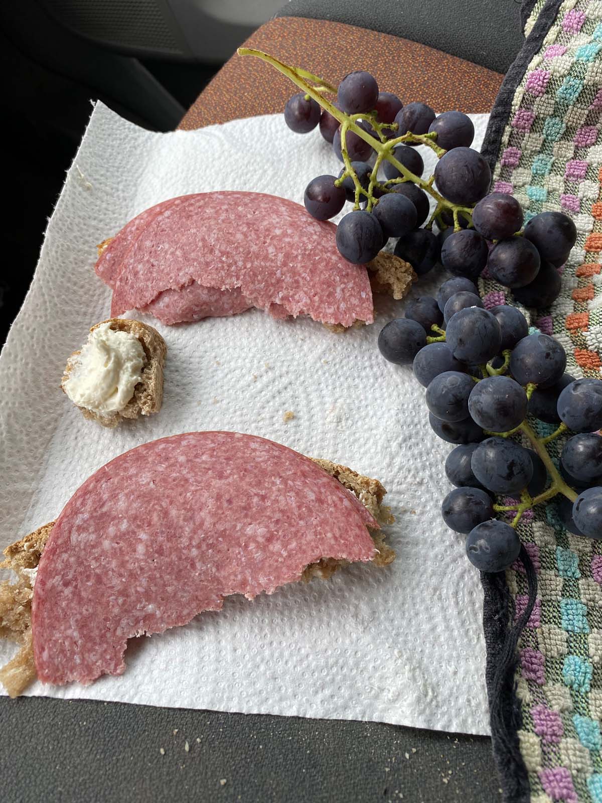frische Weintrauben, Sauerteigbrot und Salami, nicht aus Tofu!. frische Weintrauben, Sauerteigbrot und Salami, nicht aus Tofu!.