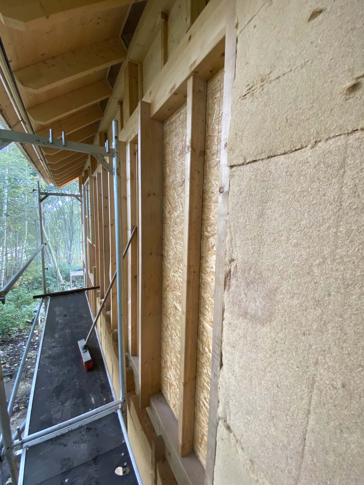 Holzskeletthaus - das Gerüst verankern und los gehts Holzskeletthaus - das Gerüst verankern und los gehts