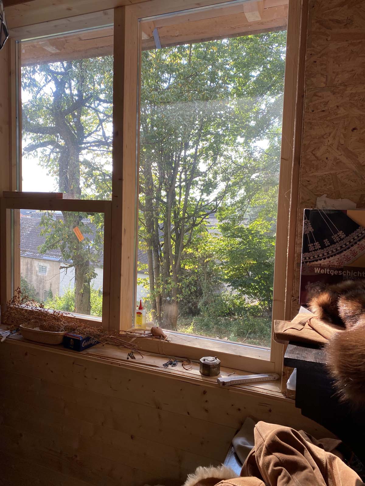 Holzskeletthaus - Blick nach Südost durch das Dielenfenster Blick nach Südost durch das Dielenfenster