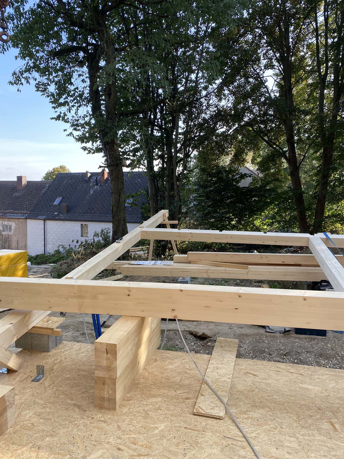 Holzskeletthaus - letzte Arbeiten an der Pfette Holzskeletthaus - letzte Arbeiten an der Pfette