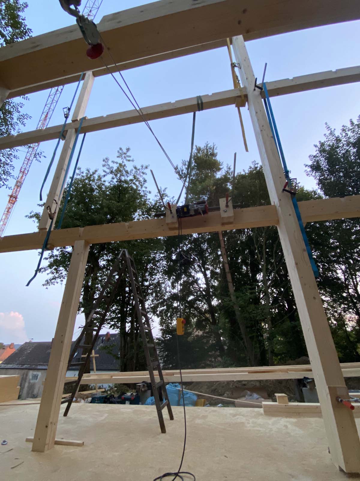 Holzskeletthaus - die dritte Portalwand - bereits verschraubt - beim Aufstellen Holzskeletthaus - die dritte Portalwand - bereits verschraubt - beim Aufstellen