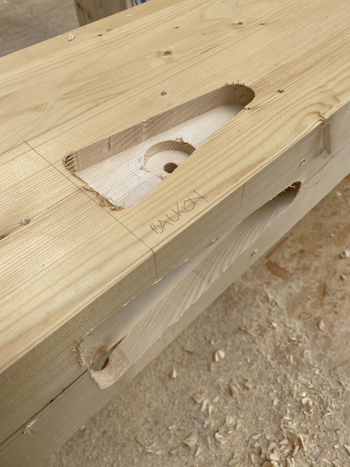 Holzskeletthaus - die letzte Portalwand - alles Fräsungen werden nach und nach bearbeitet Holzskeletthaus - die letzte Portalwand - alles Fräsungen werden nach und nach bearbeitet