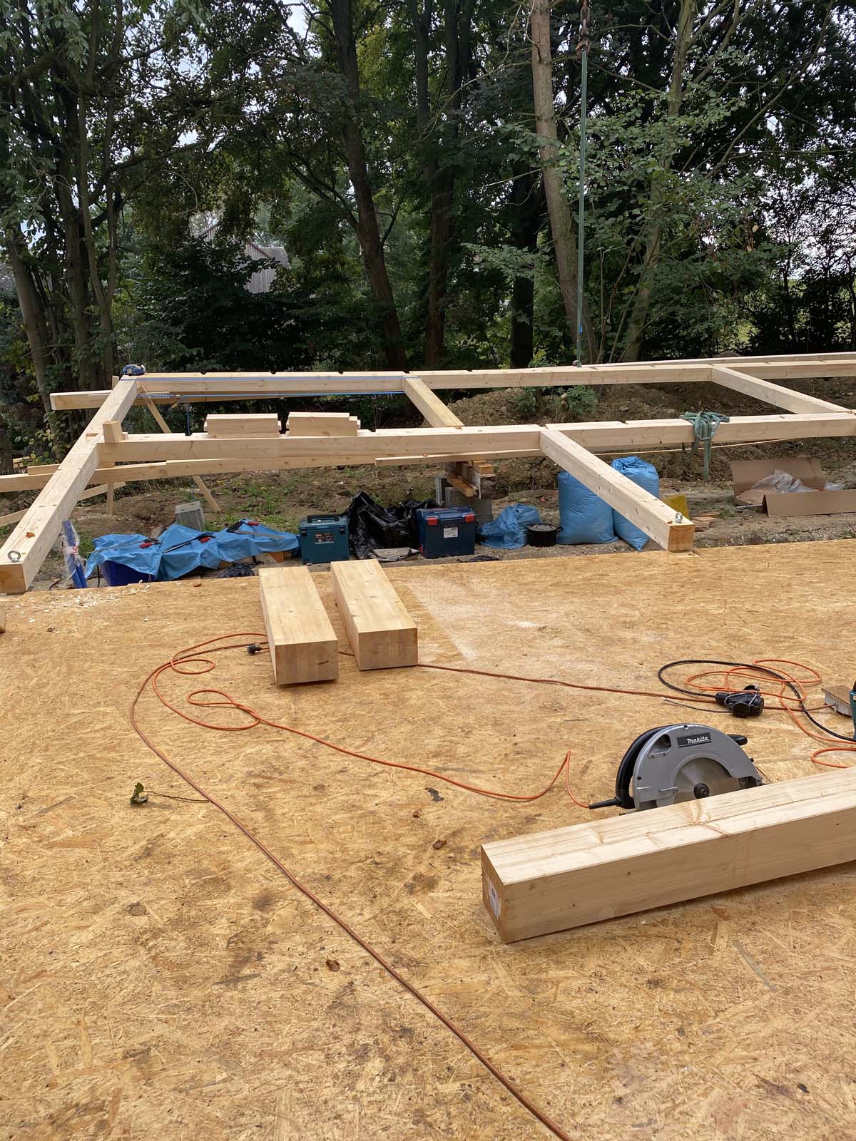 Holzskeletthaus - Zusammenbau der letzten Portalwand Holzskeletthaus - Zusammenbau der letzten Portalwand