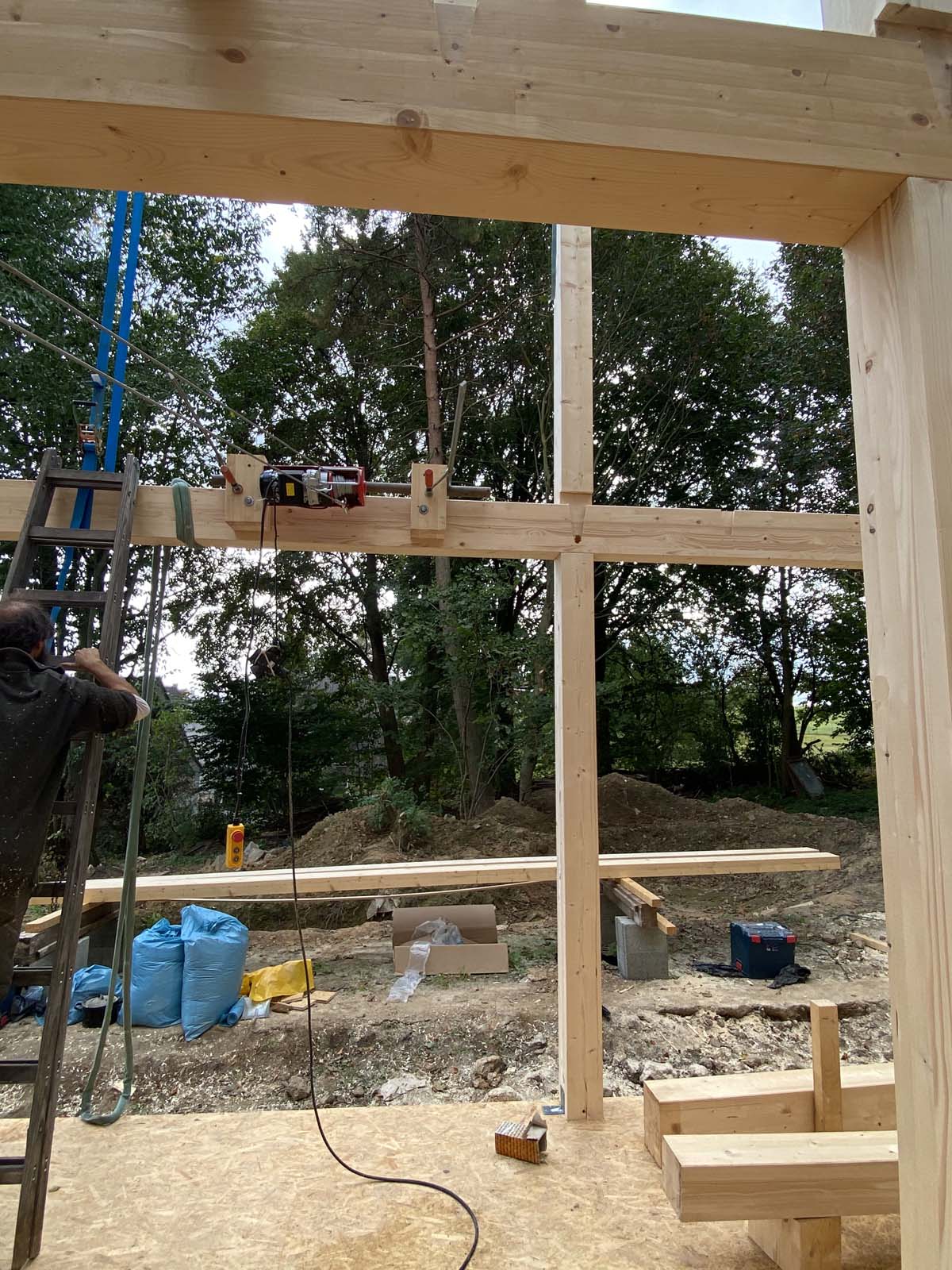 Holzskeletthaus - die letzte Portalwand steht Holzskeletthaus - die letzte Portalwand steht