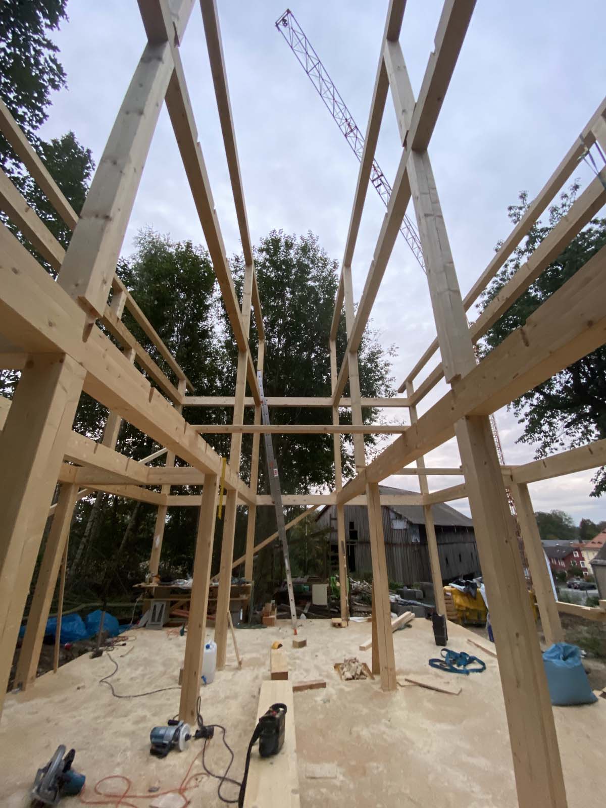 Holzskeletthaus - Unterzüge werden eingefädelt und gesichert Holzskeletthaus - Unterzüge werden eingefädelt und gesichert