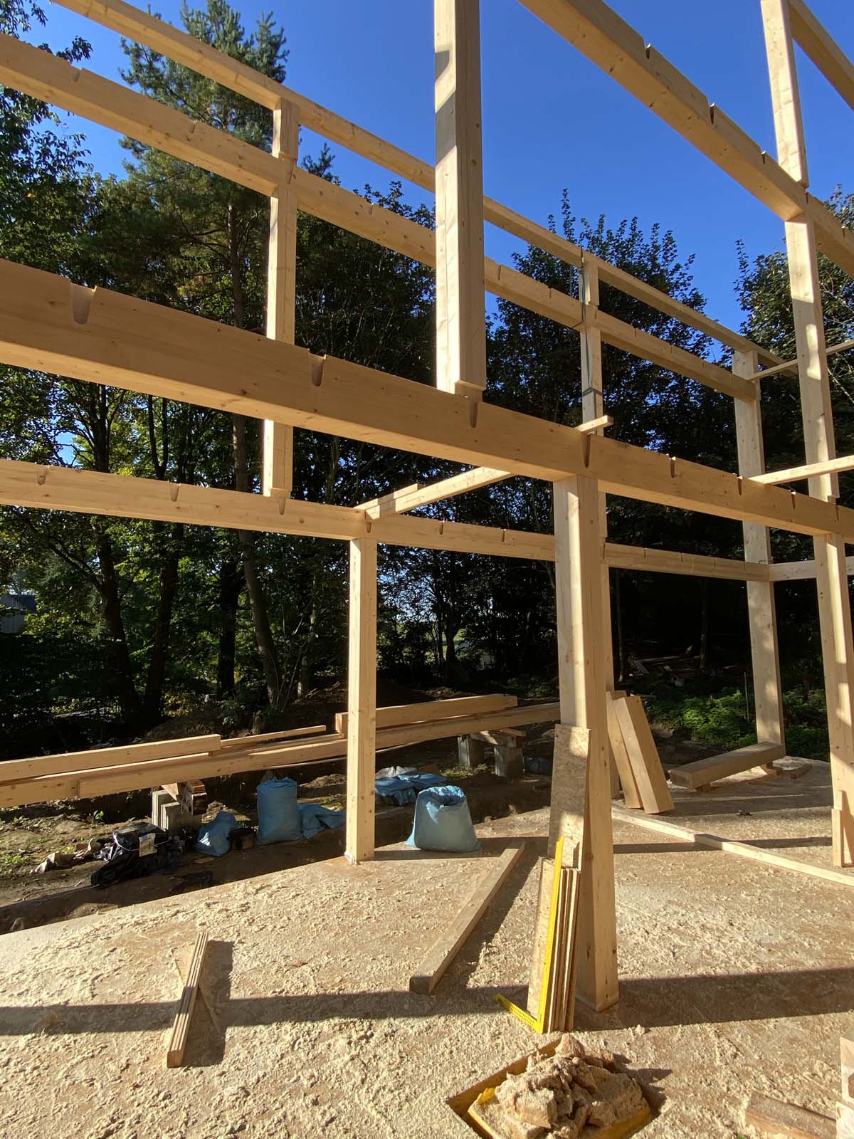 Holzskeletthaus - die Ausfräsungen für die Deckenbalken sind gut zu erkennen Holzskeletthaus - die Ausfräsungen für die Deckenbalken sind gut zu erkennen