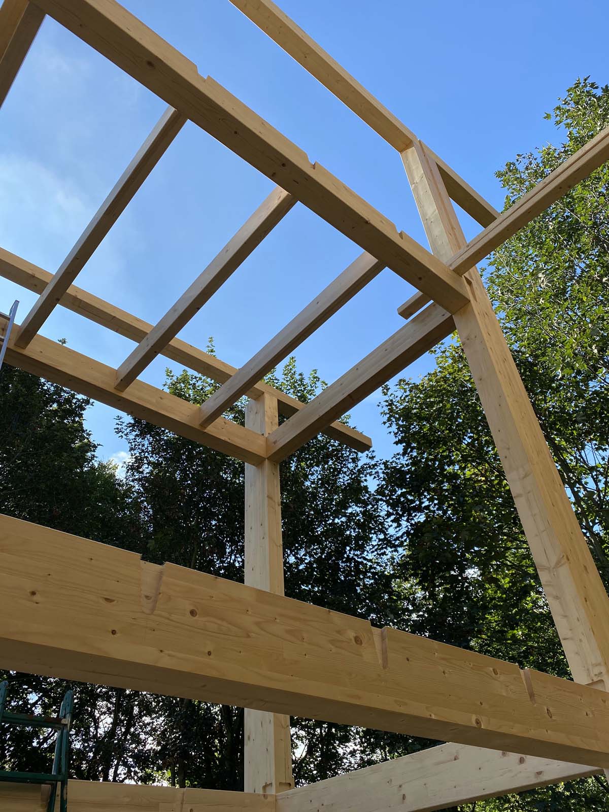 Holzskeletthaus - die ersten Deckenbalken über dem OG Holzskeletthaus - die ersten Deckenbalken über dem OG