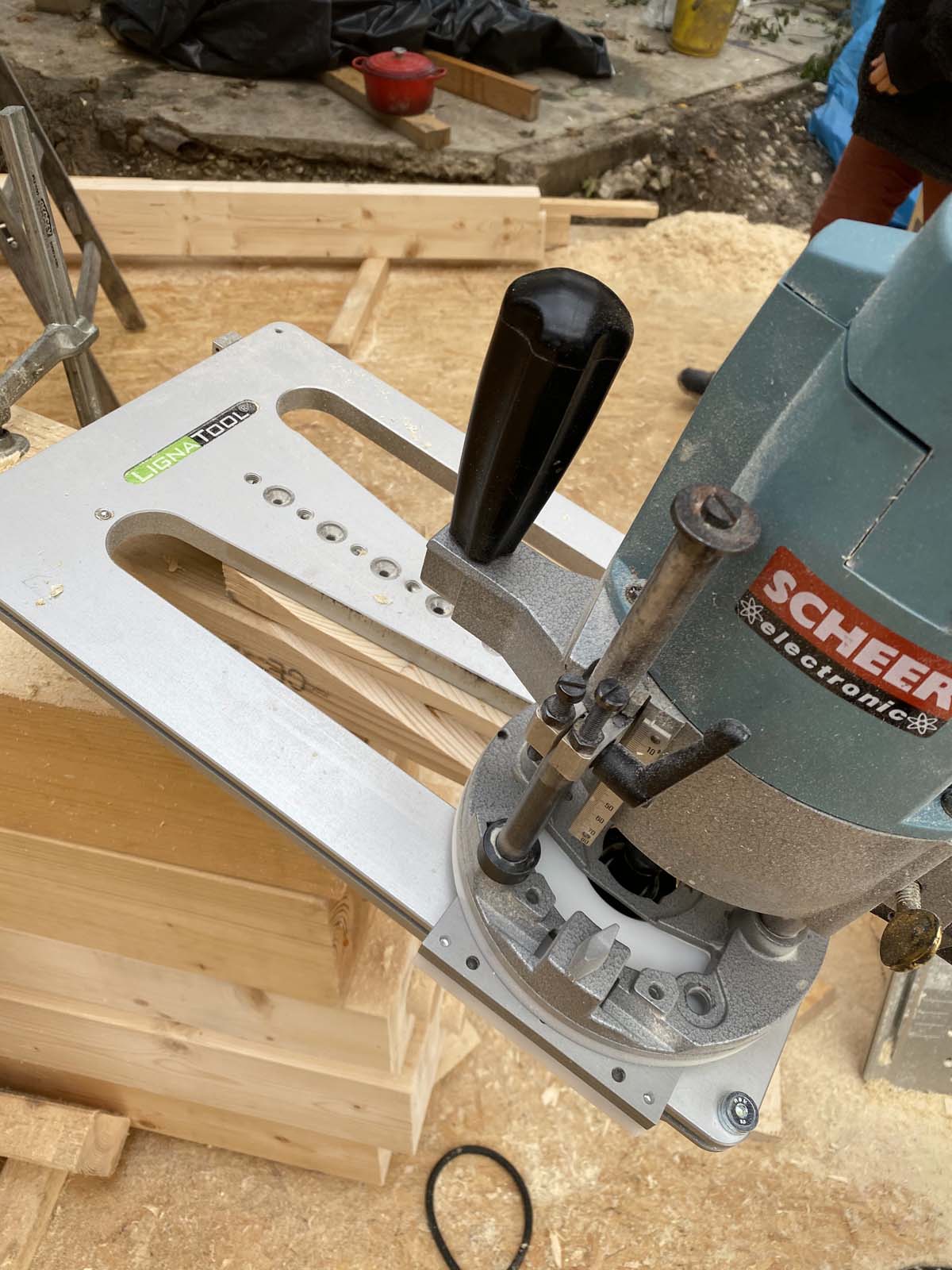 Holzskeletthaus - Beine mit Schwalbenschwanzverbindung Holzskeletthaus - Beine mit Schwalbenschwanzverbindung