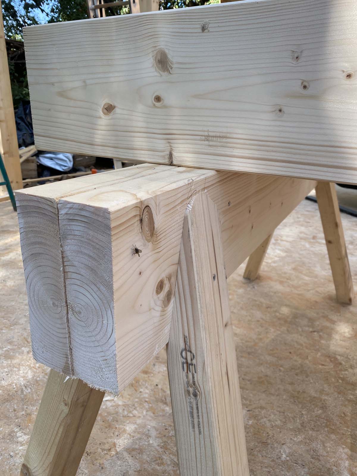 Böcke mit Schwalbenschwanzverbindungen Böcke mit Schwalbenschwanzverbindungen