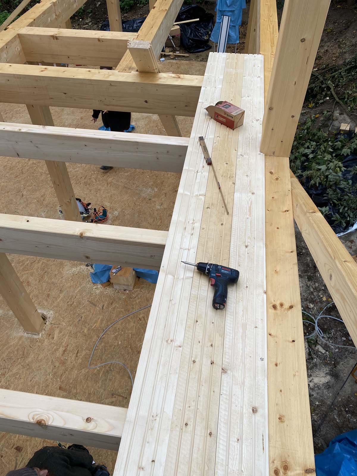 die ersten Deckenbretter die ersten Deckenbretter