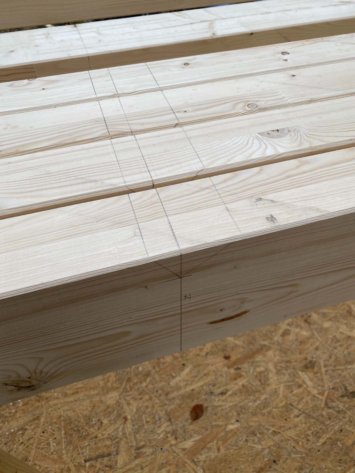 Holzskelettbau - Anreissen der Klauen der Sparren Holzskelettbau - Anreissen der Klauen der Sparren