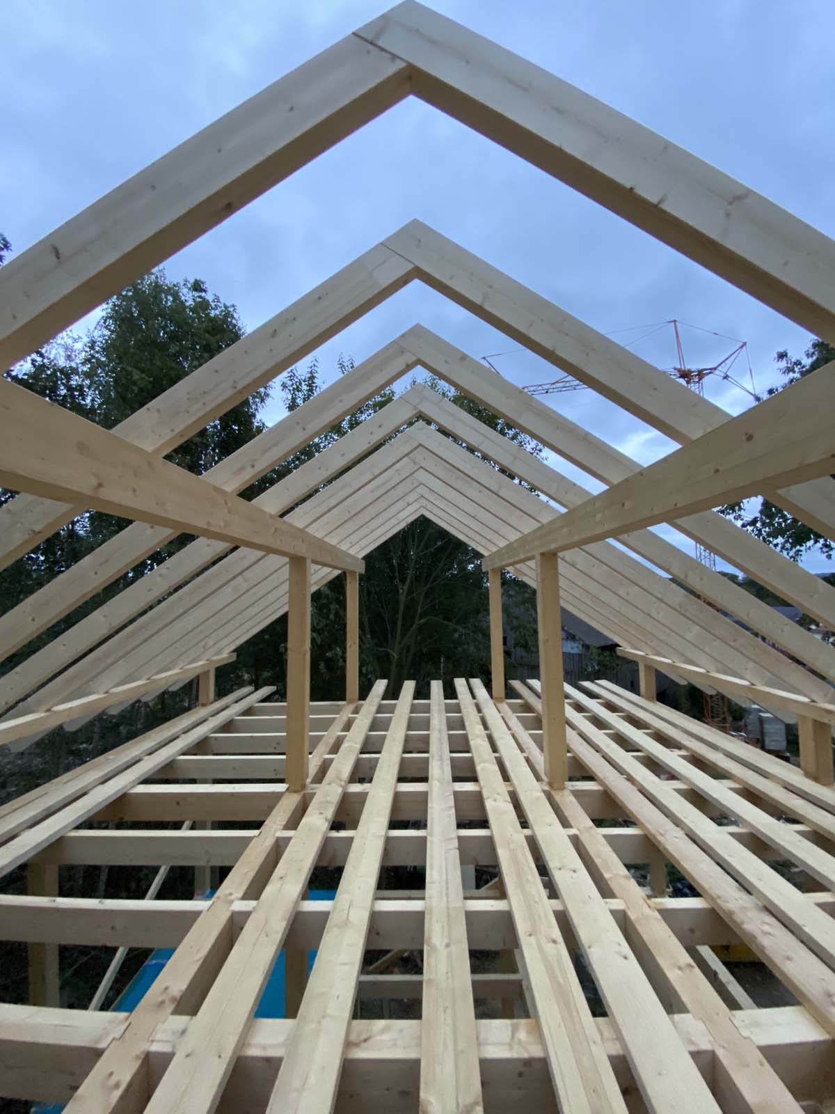 Holzskelettbau - Sparren unsichtbar verschrauben Holzskelettbau - Sparren unsichtbar verschrauben