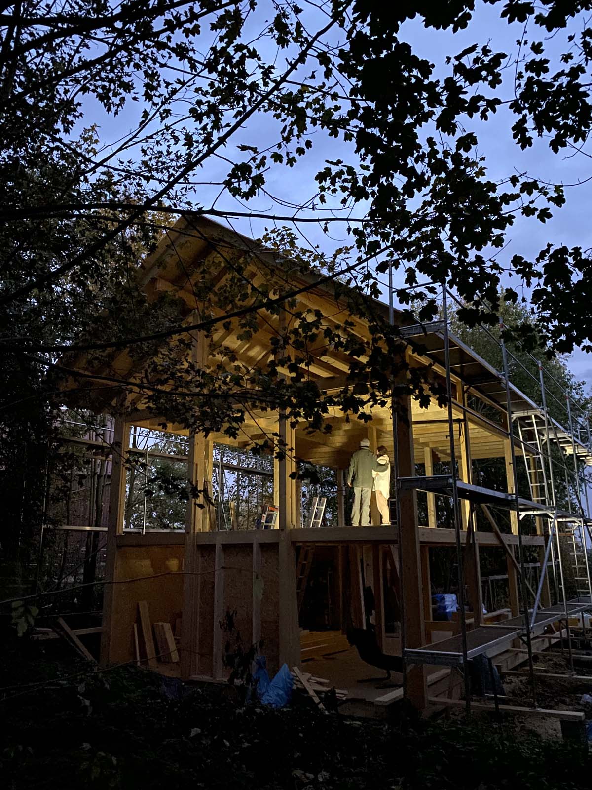 Holzskeletthaus - Skelettbauweise Holzskelettbau - Bauherrschaft blickt Richtung Schlafzimmer