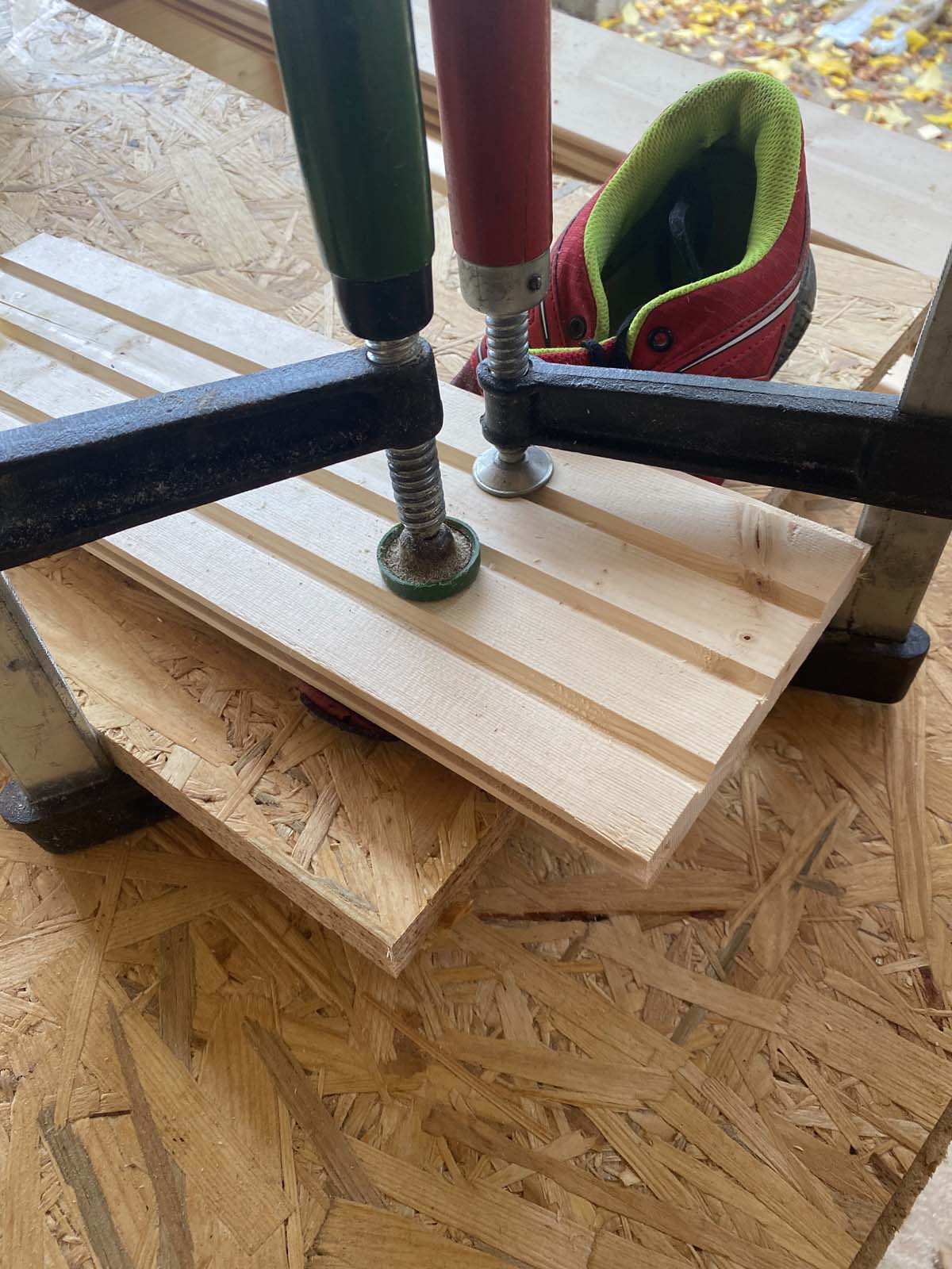 Sohle verkleben - die Nässe schafft jede Verleimung