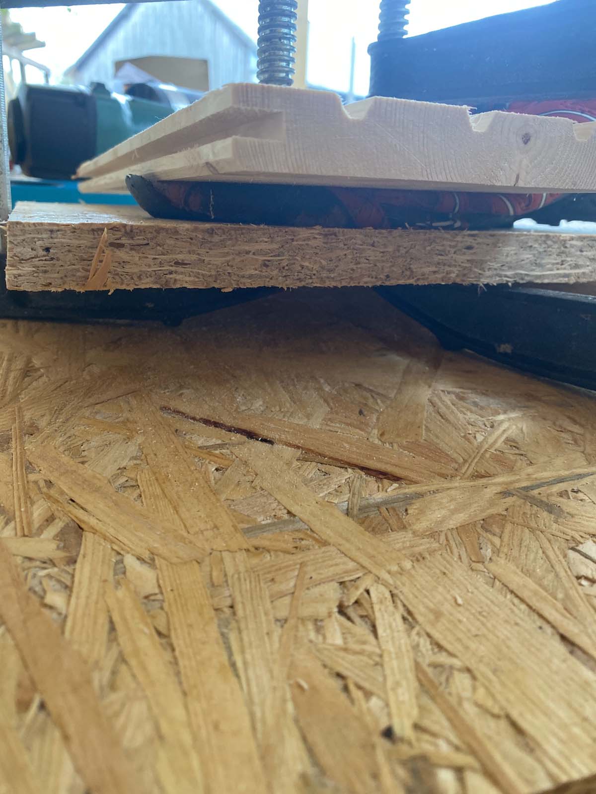 Sohle verkleben - die Nässe schafft jede Verleimung