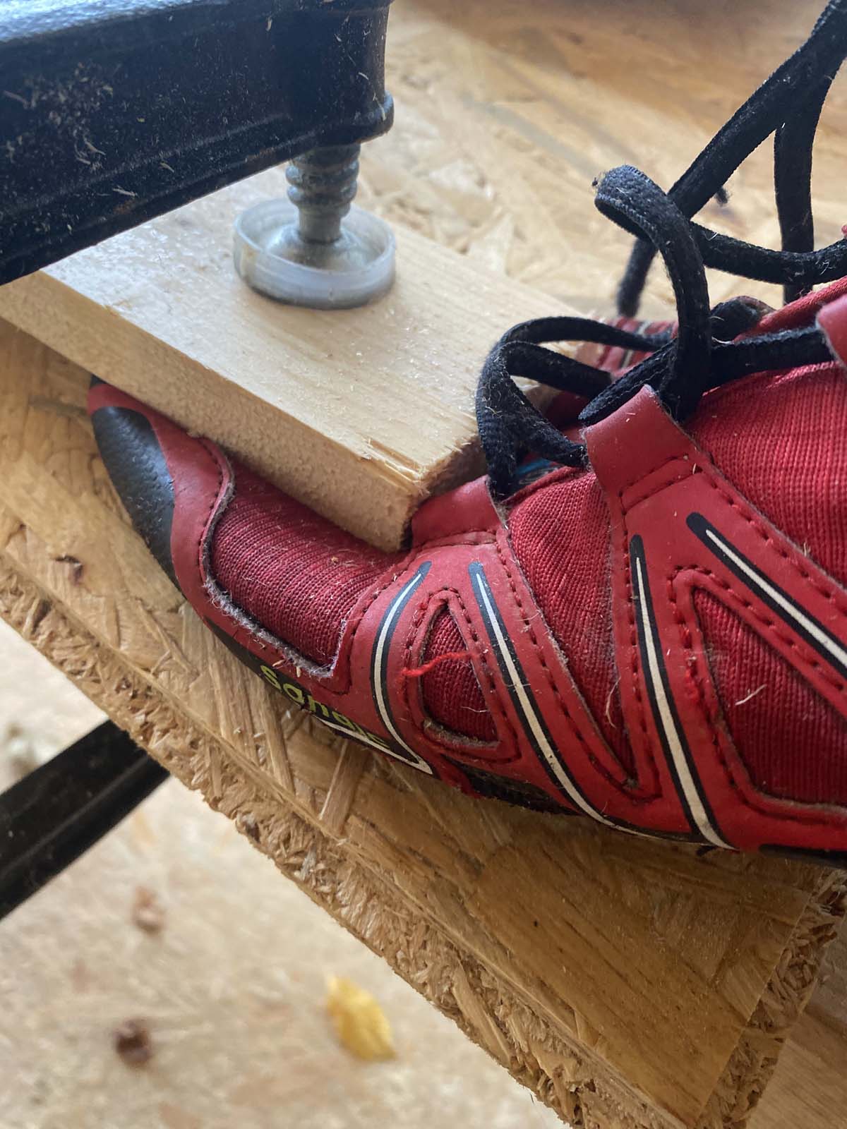 Sohle verkleben - die Nässe schafft jede Verleimung