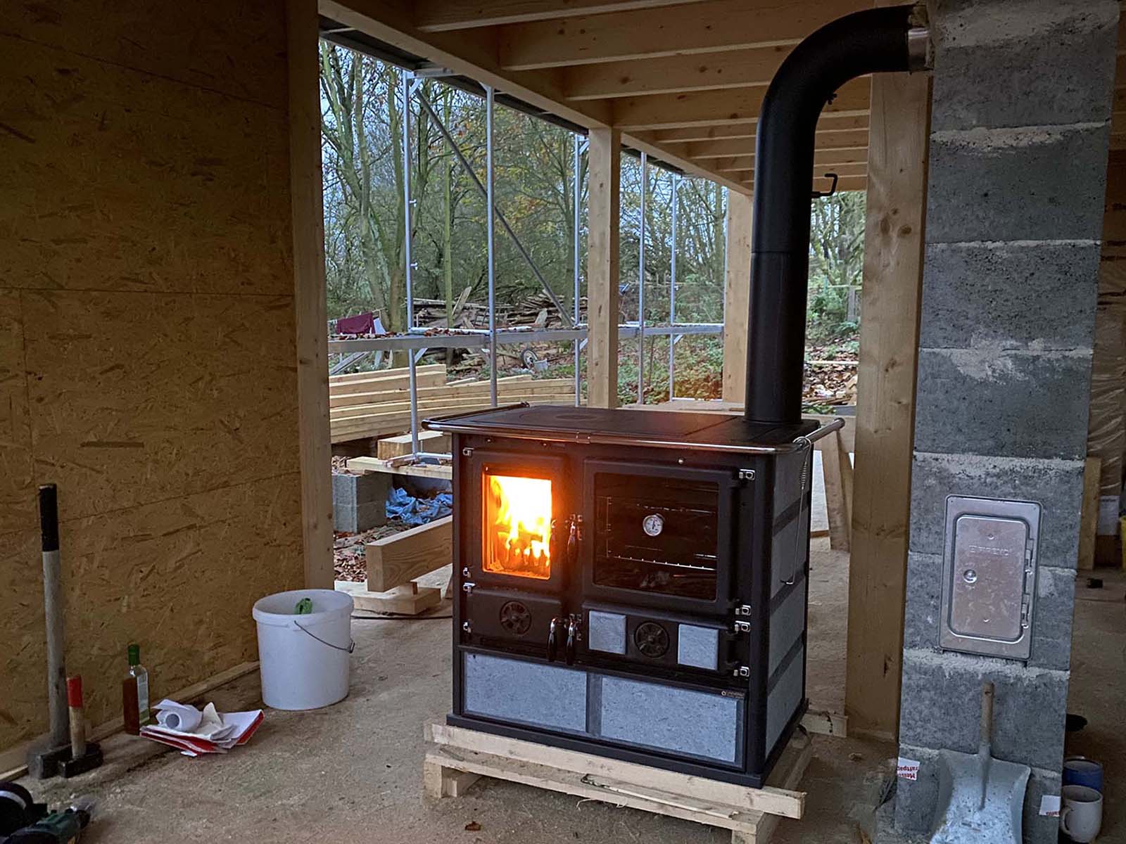 der Ofen heizt der Ofen heizt