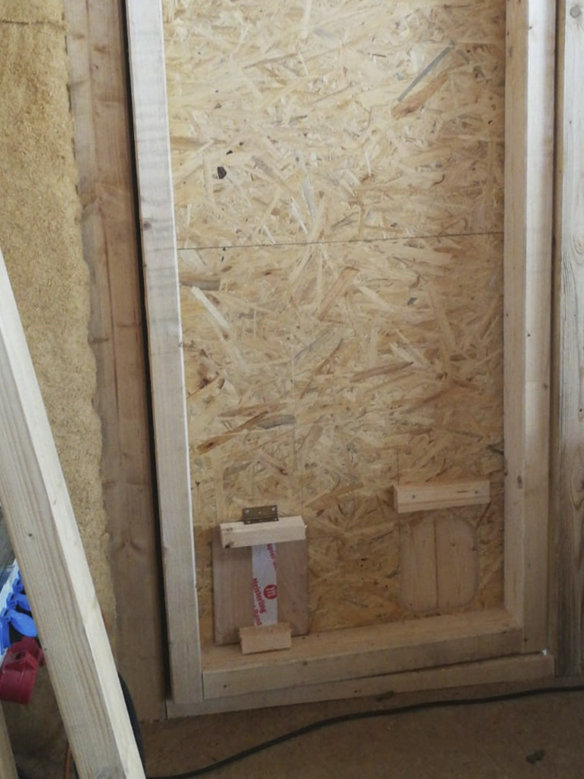 Holzskeletthaus - Klappen für die Katzen Holzskeletthaus - Klappen für die Katzen