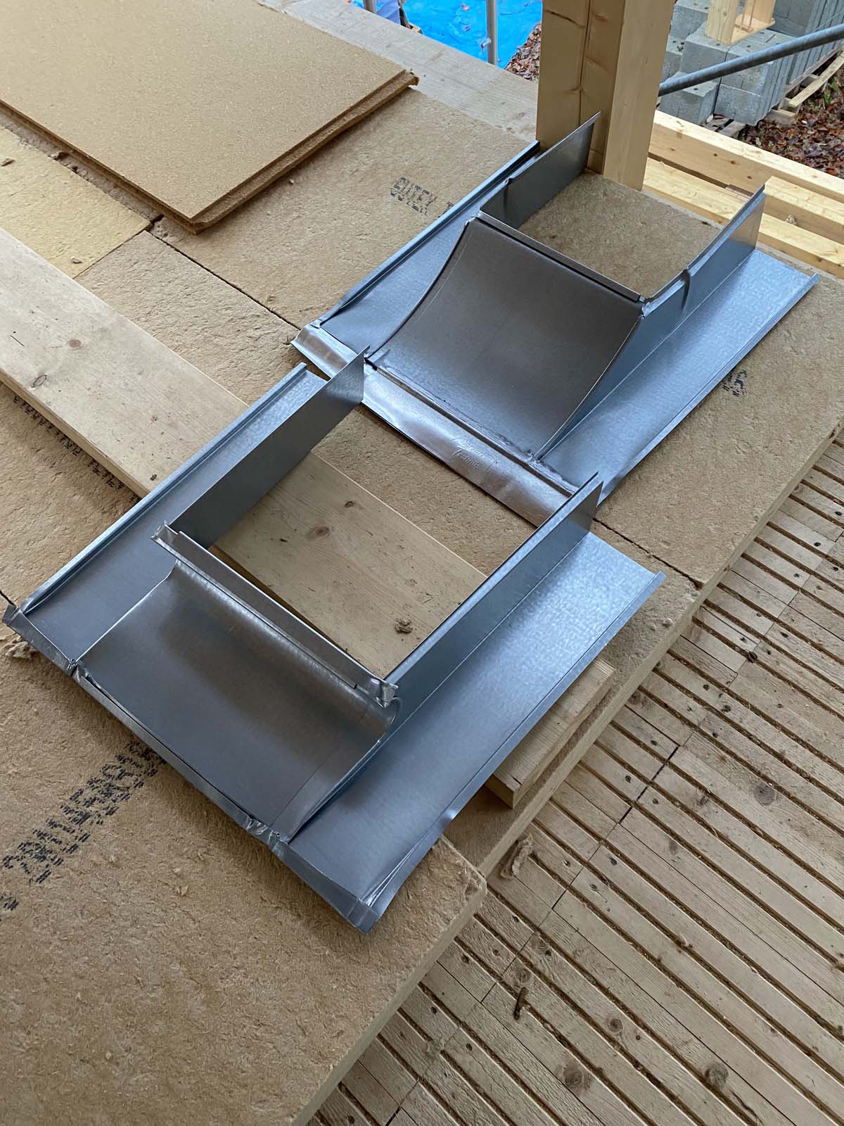 Holzskeletthaus - Einfassung des Kaminkopfes Holzskeletthaus - Einfassung des Kaminkopfes