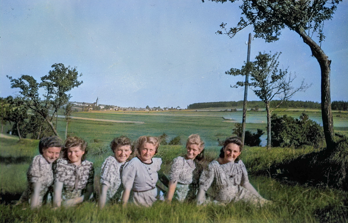 mit Freundinnen in der Hauswirtschaftsschule mit Freundinnen in der Hauswirtschaftsschule